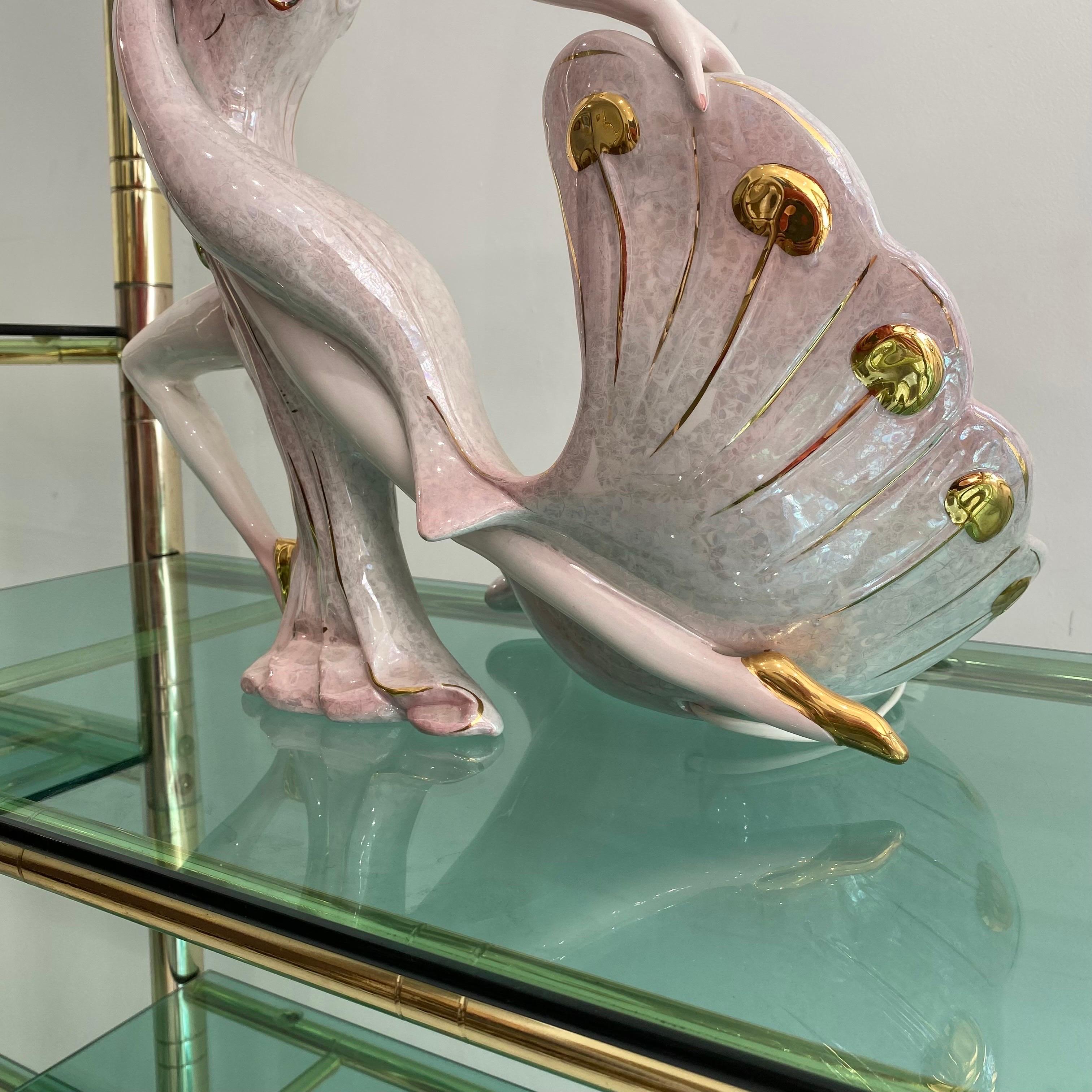 Céramique Art Deco Style Lampe de table danseuse en céramique rose 1980 Or Laiton Vintage Swan 1920 en vente