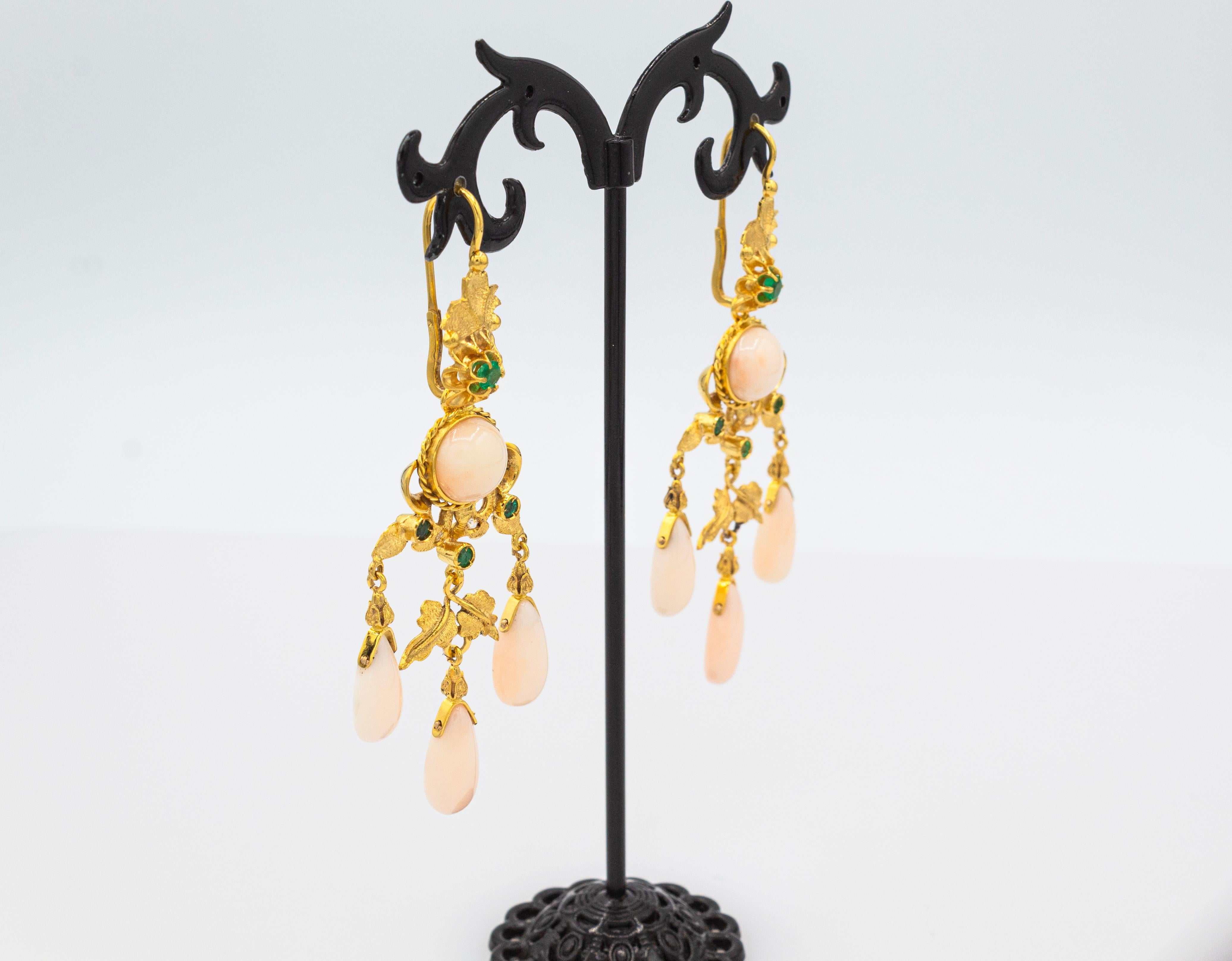 Tropfenohrringe im Art-déco-Stil aus Gelbgold mit rosa Koralle, weißem Diamant und Smaragd (Rundschliff) im Angebot