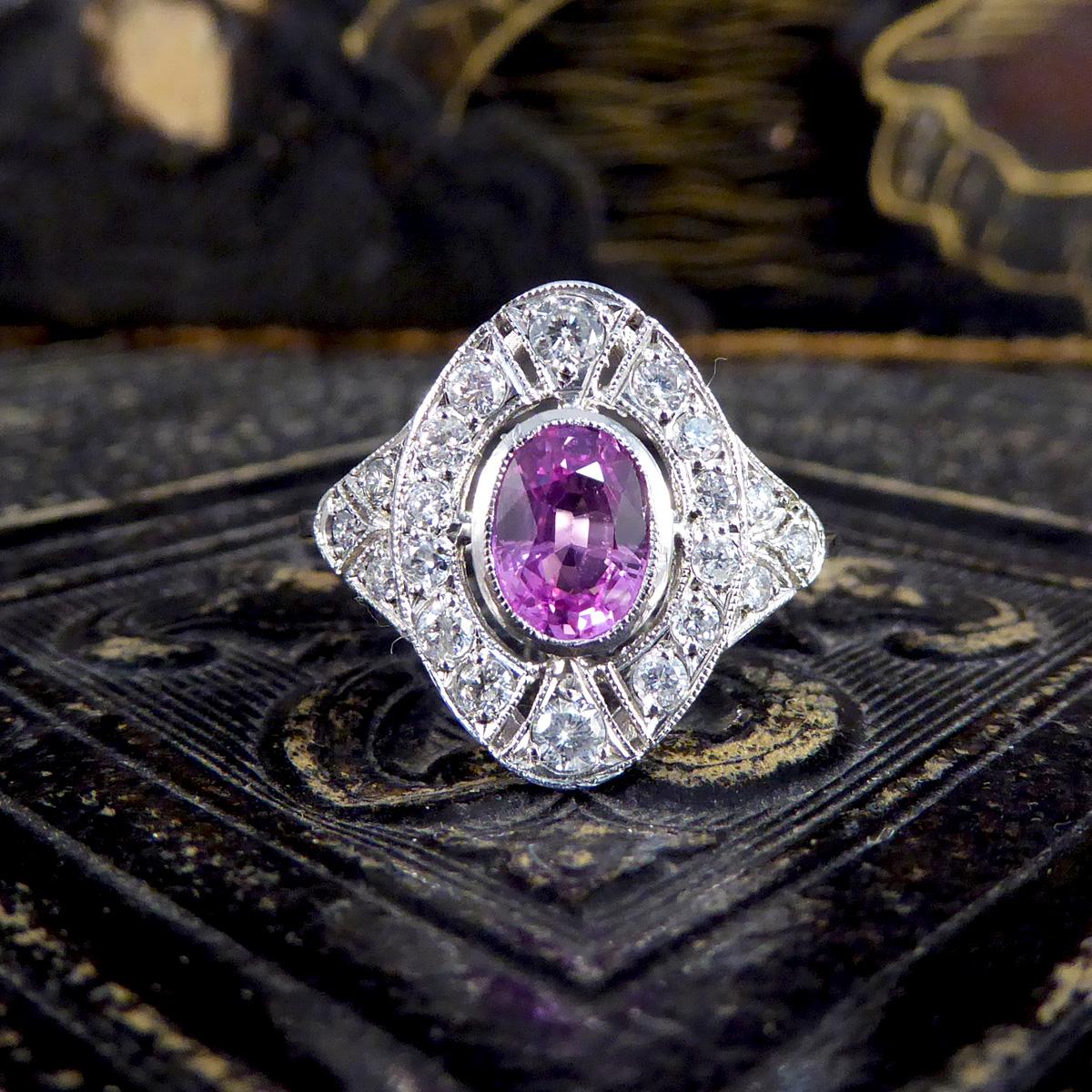 Navette-förmiger Plakettenring aus Platin mit rosa Saphiren und Diamanten im Art-déco-Stil im Angebot 1