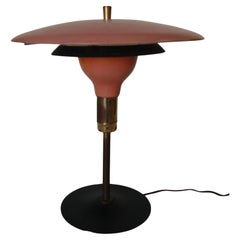 Rosa Untertasse-Tischlampe im Art-déco-Stil mit schwarzen und messingfarbenen Akzenten