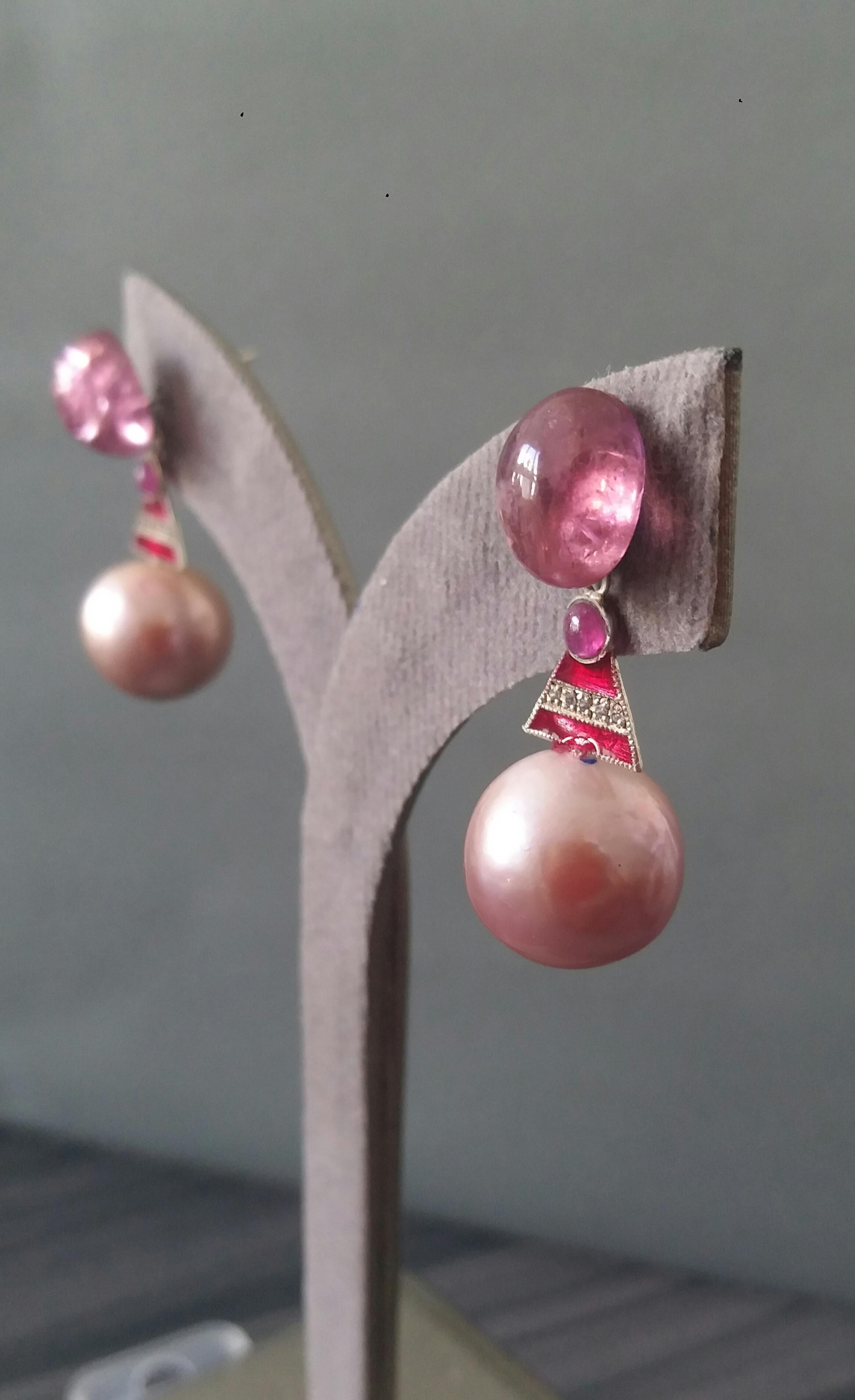 Orecchini in stile Art Deco con tormalina rosa barocca, perla, smalto, oro e diamanti in vendita 4