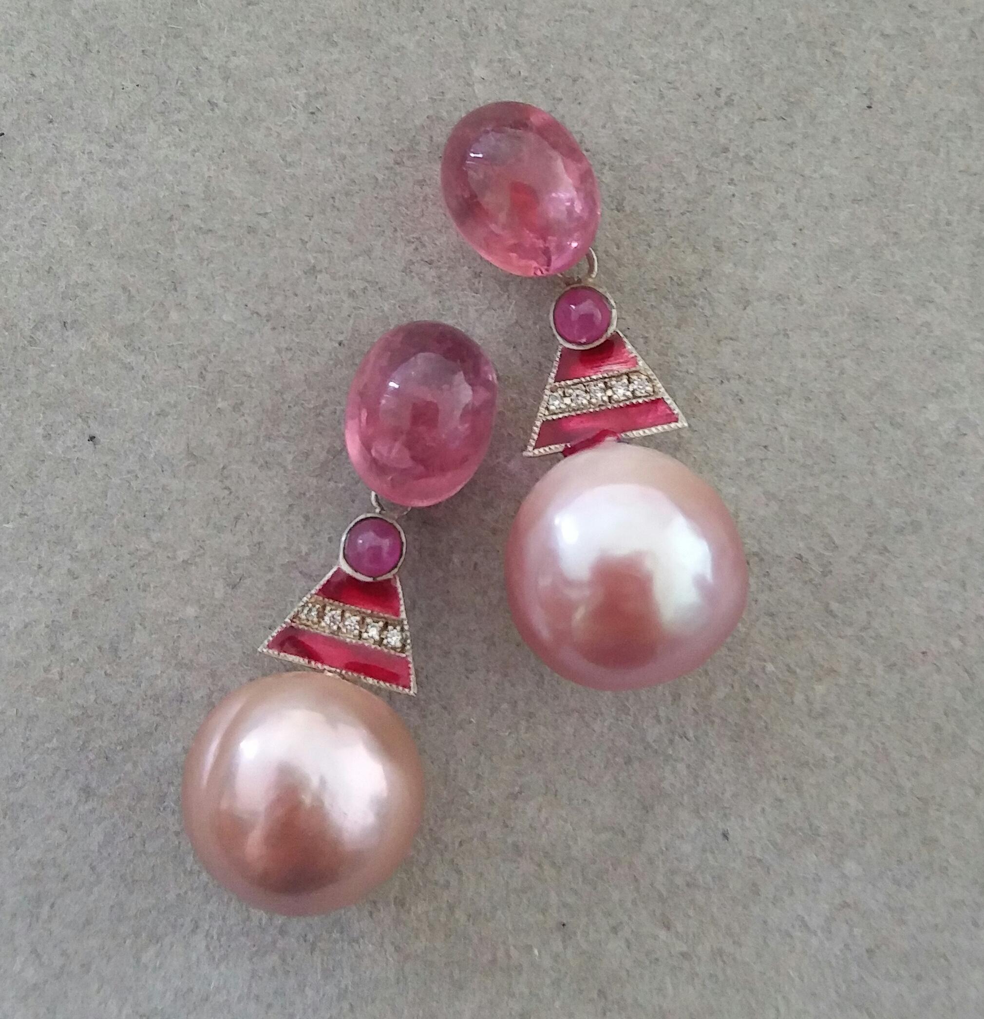 Cabochon Orecchini in stile Art Deco con tormalina rosa barocca, perla, smalto, oro e diamanti in vendita