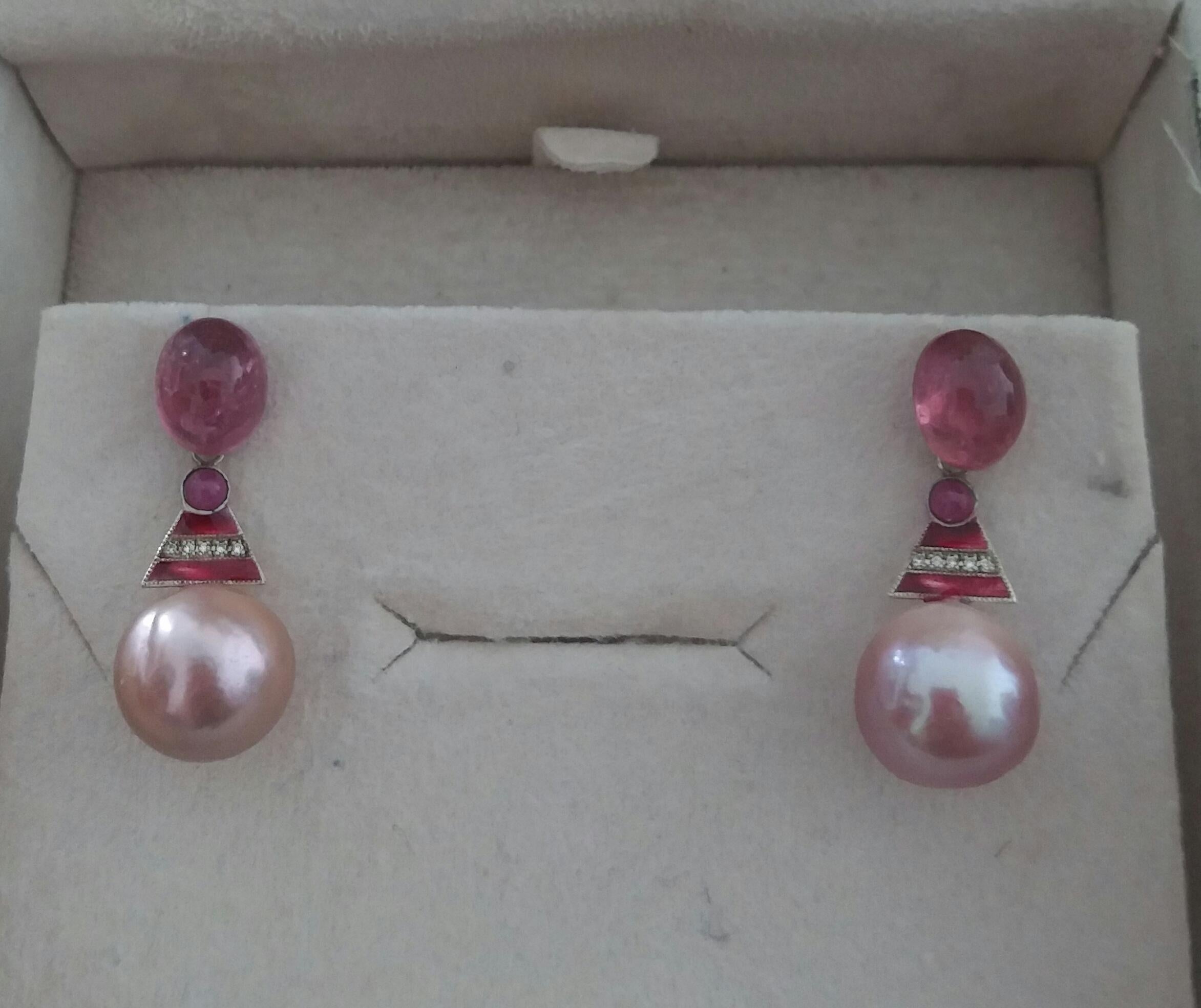 Orecchini in stile Art Deco con tormalina rosa barocca, perla, smalto, oro e diamanti in vendita 1