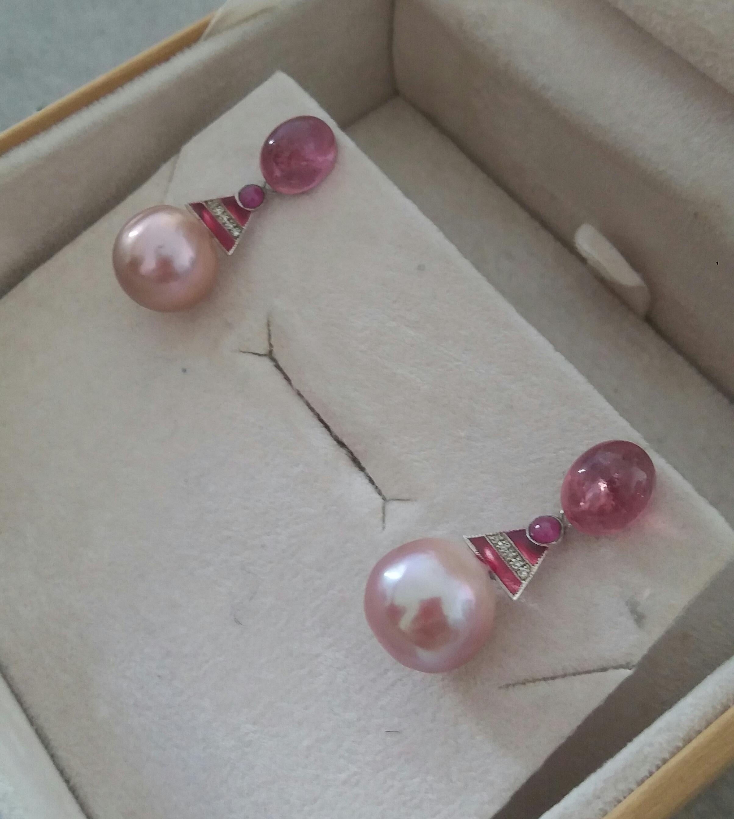 Orecchini in stile Art Deco con tormalina rosa barocca, perla, smalto, oro e diamanti in vendita 2