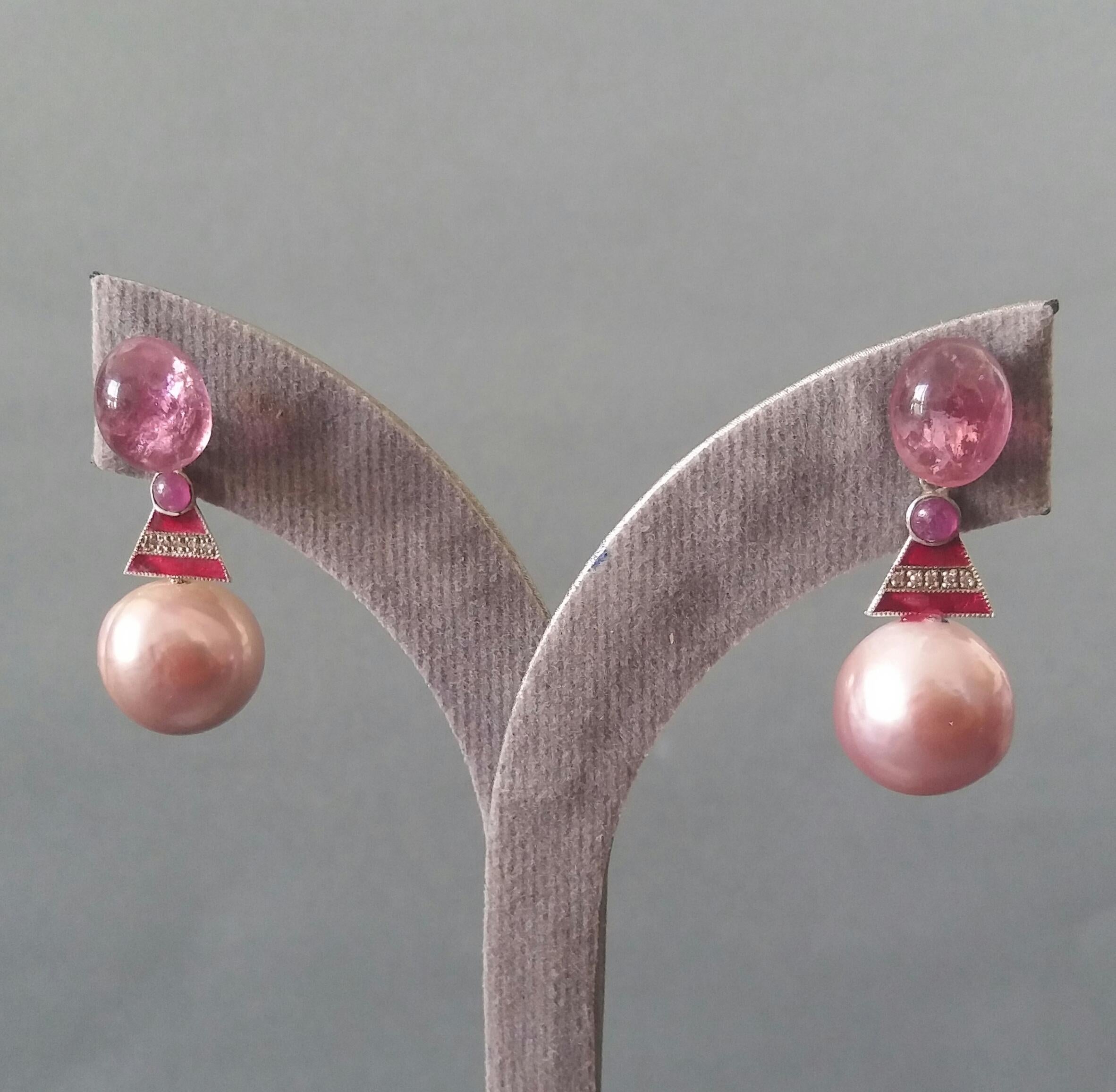 Orecchini in stile Art Deco con tormalina rosa barocca, perla, smalto, oro e diamanti in vendita 3