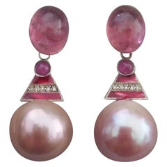Orecchini in stile Art Deco con tormalina rosa barocca, perla, smalto, oro e diamanti