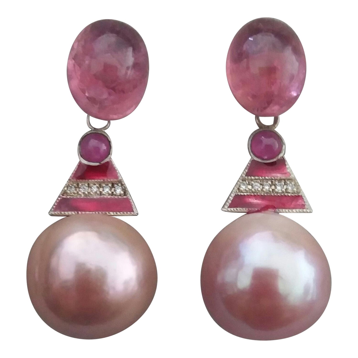 Boucles d
oreilles de style Art déco en or, tourmaline rose, perle baroque rose, émail et diamants