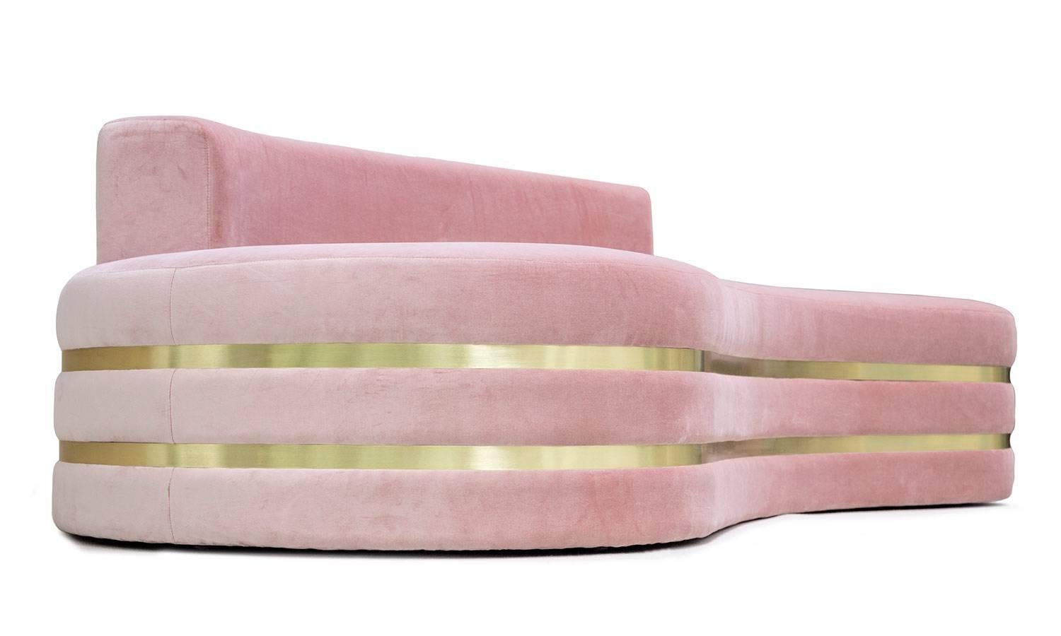 Organic Modern Art Deco Pink Velvet and Brass Curved Tokyo Sofa Handcrafted In New Condition For Sale In Madrid, ES