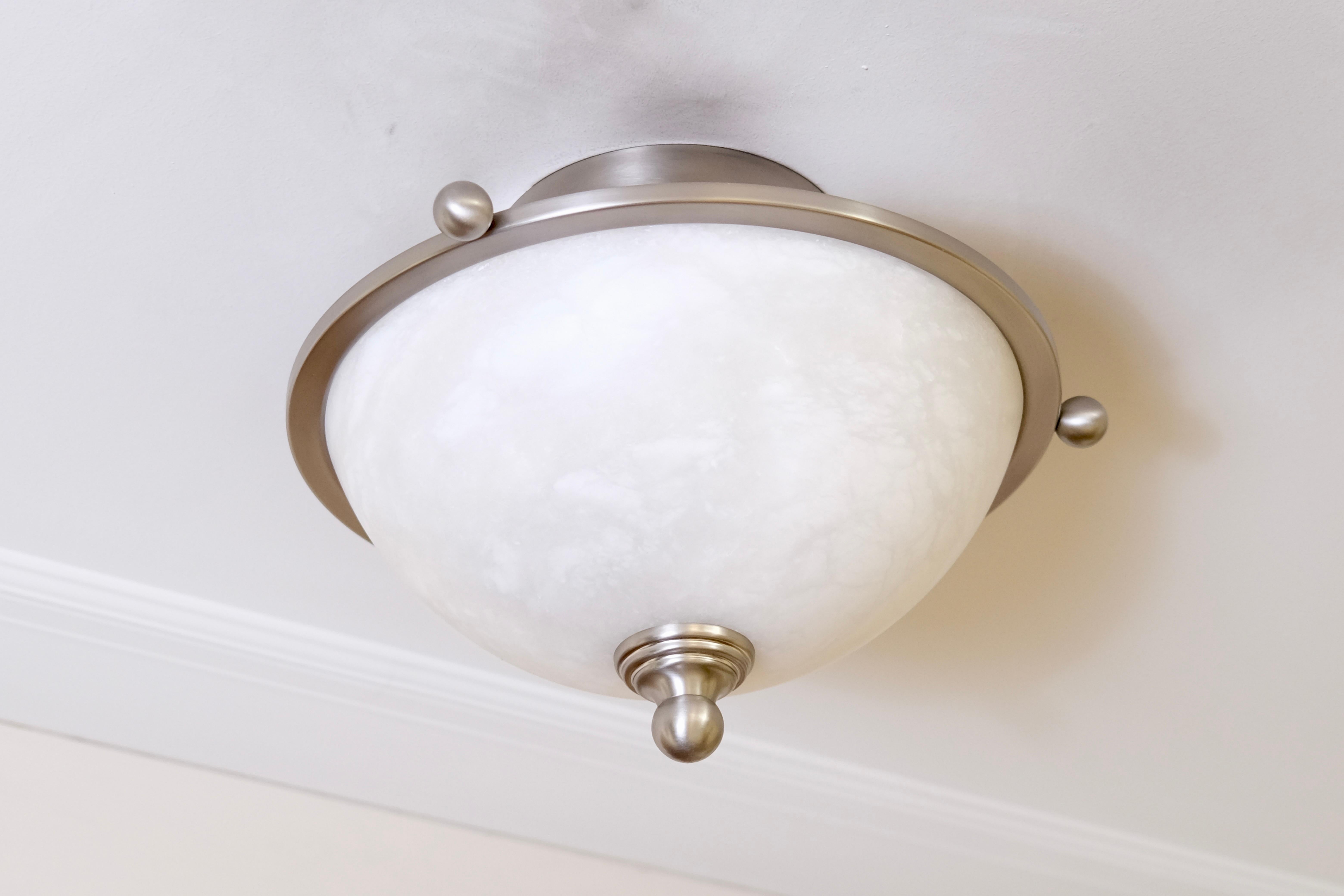Per molti anni, questa lampada da soffitto Plafonnier in stile Art Déco ha adornato i corridoi del prestigioso Grand Hotel a 5 stelle 
