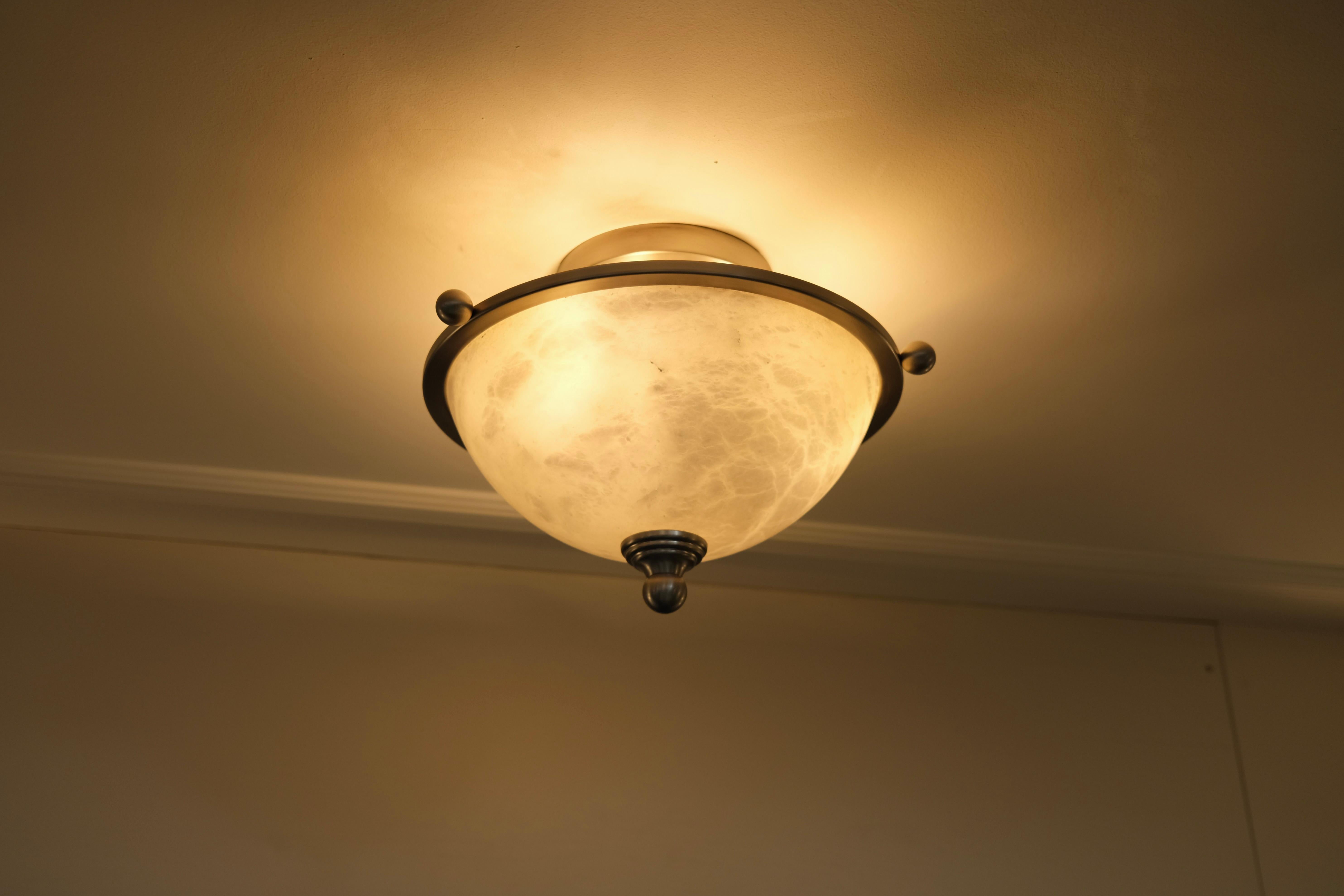 Policromo Lampada da soffitto Plafonnier in stile Art Déco con ciotola in alabastro in vendita