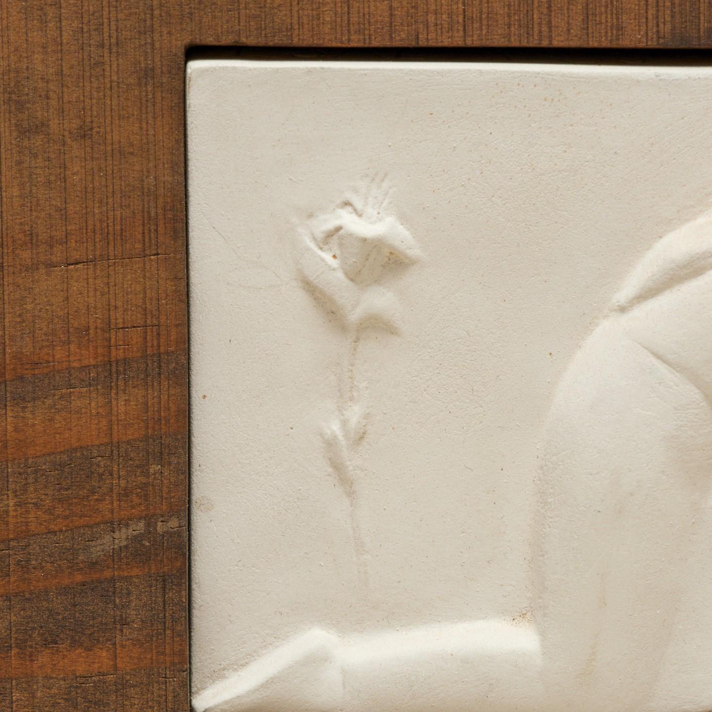 Sculpture en relief en plâtre de l'artiste américain d'origine russe George Artistics (1896-1980). Cette sculpture de George Aarons, intitulée Psaume 85:10-11, interprète visuellement les thèmes de l'amour, de la fidélité, de la justice et de la