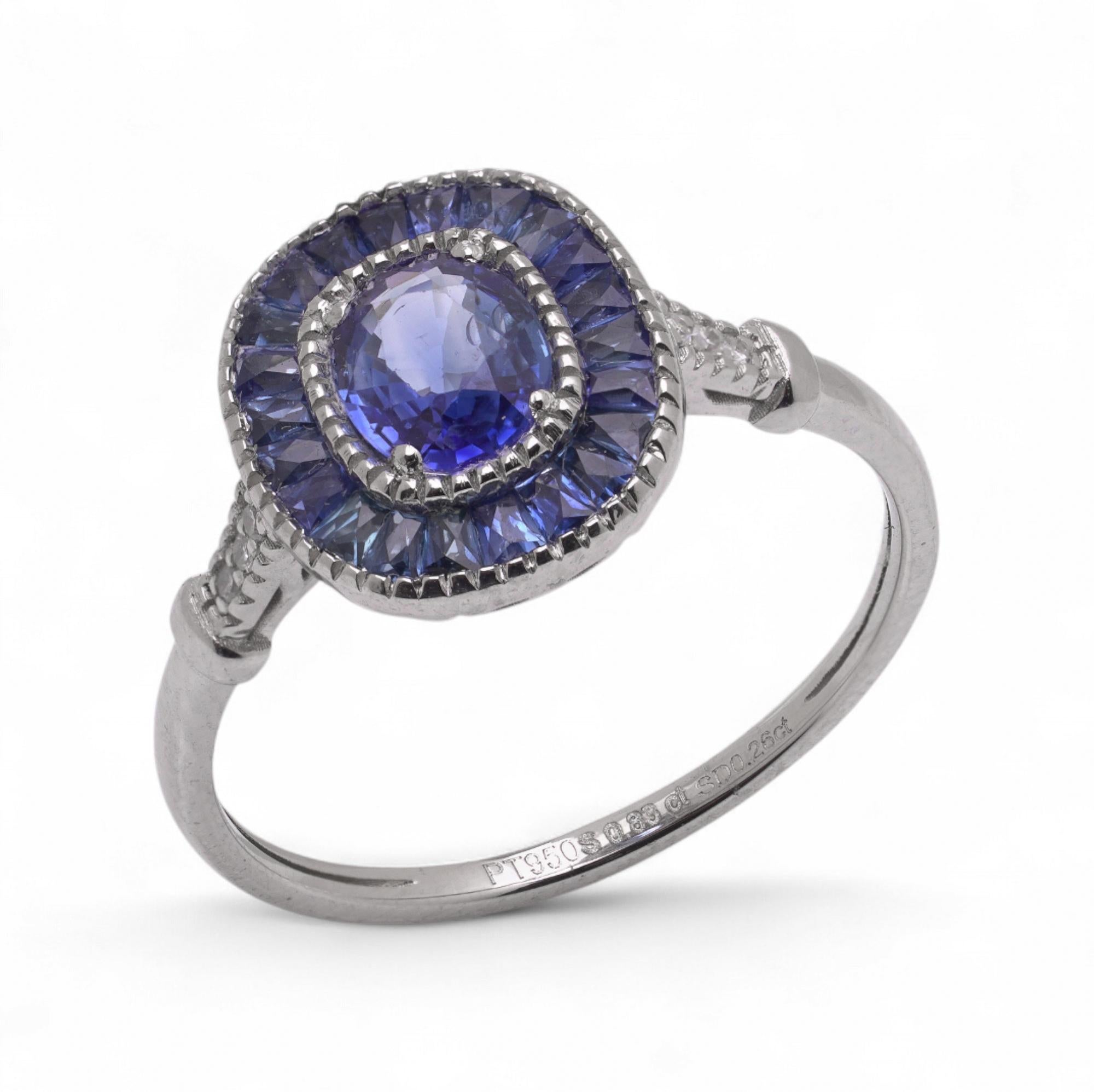 Anello in platino con zaffiro ovale centrale sfaccettato del peso di 0,83 carati, incorniciato da un contorno di zaffiri baguette taglio calibré (0,26 carati) e impreziosito da sei diamanti tondi taglio brillante.

Specifiche
Metallo: Platino
Taglia