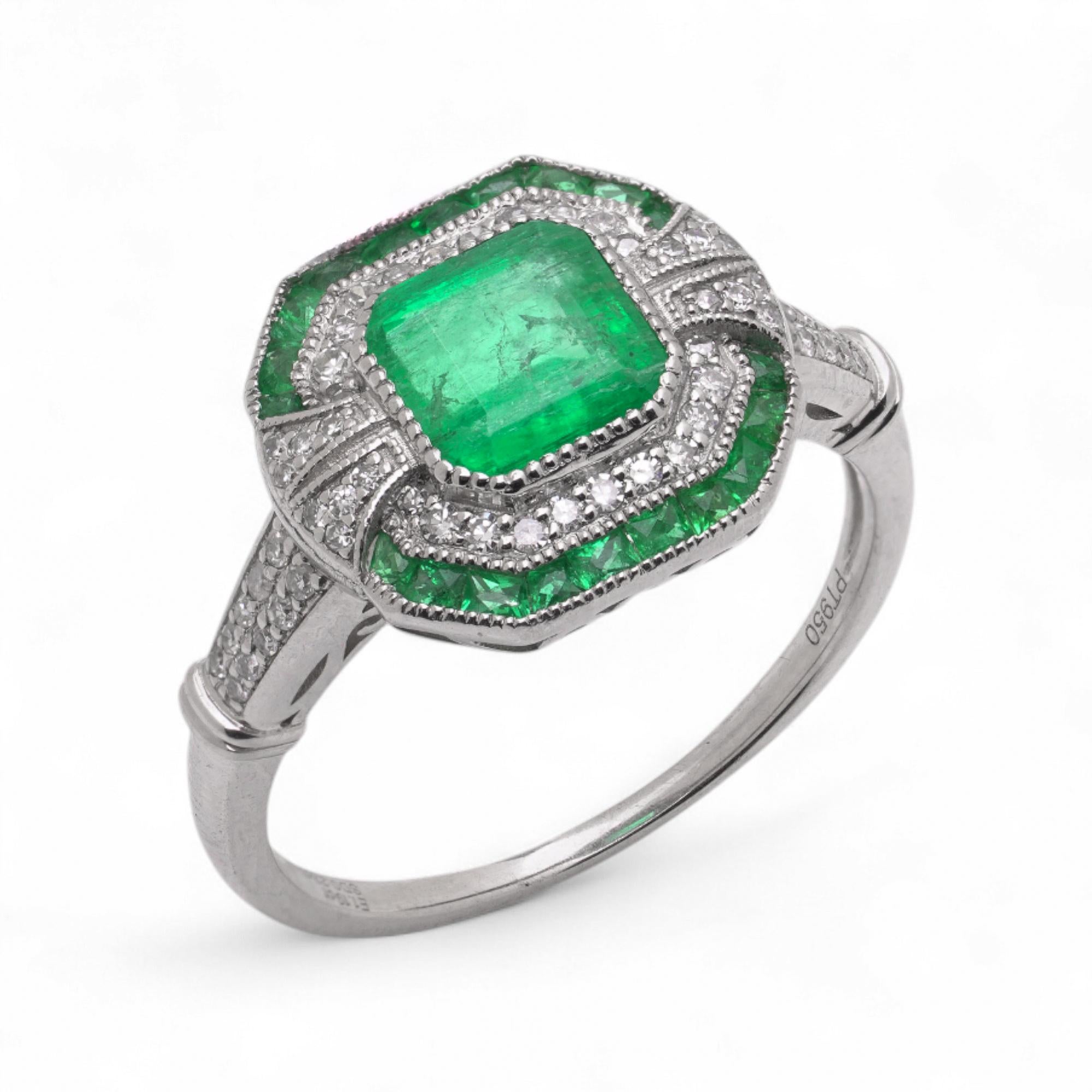 Platinring im Art-Déco-Stil mit einem Smaragd im Quadratschliff (1,19 ct), umrahmt von Smaragd-Baguetten im Kaliberschliff und umgeben von 54 runden Diamanten im Brillantschliff.

Spezifikationen
Metall: Platin
Finger Größe: UK P / US 7.5 / EU