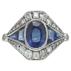 Anello in platino in stile Art Déco con zaffiro da 1,45 ct e diamanti, forma navette