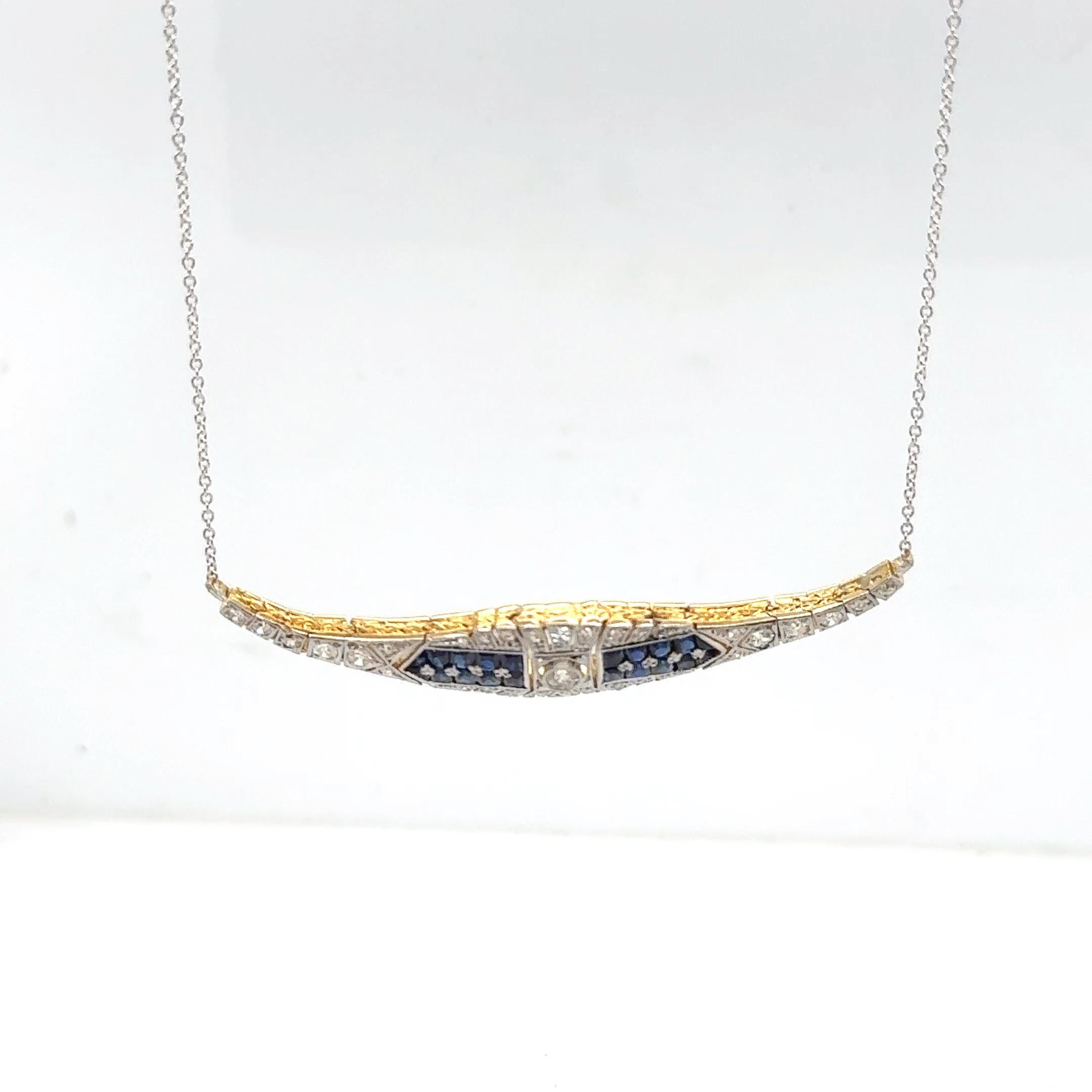 Questa elegante collana in stile Art Déco è realizzata in una raffinata combinazione di platino e oro bianco e giallo da 18 carati, con un dettagliato disegno geometrico che rende omaggio all'estetica dei gioielli degli anni 1920-1930. Il ciondolo