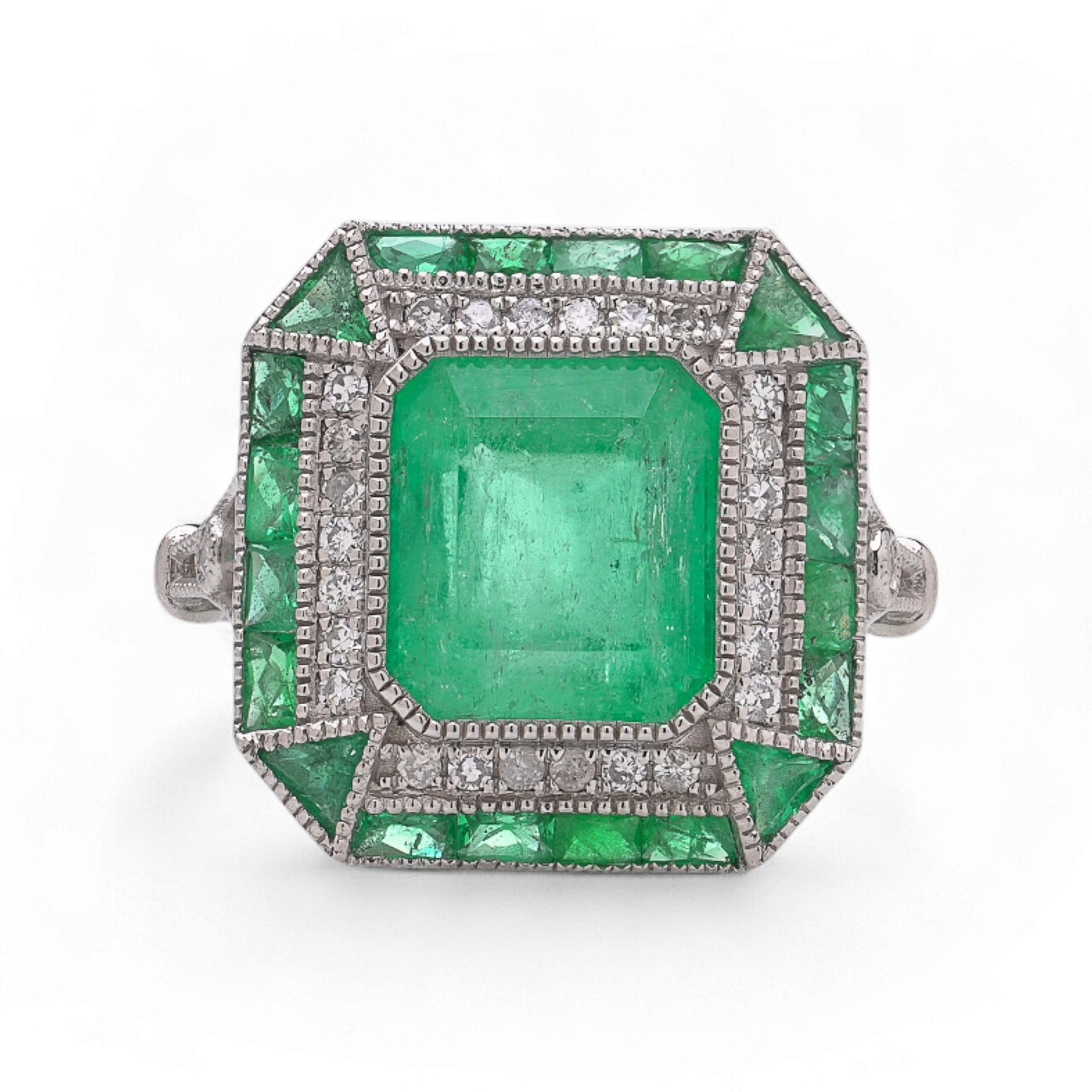 Platin 3,76 ct. Smaragd und .22 ct. Diamantring

Ein auffälliger Platinring, besetzt mit einer Kombination aus Smaragden im Smaragd-, Baguette- und Billionenschliff, akzentuiert durch 22 runde Diamanten im Brillantschliff. Die kühne Geometrie der