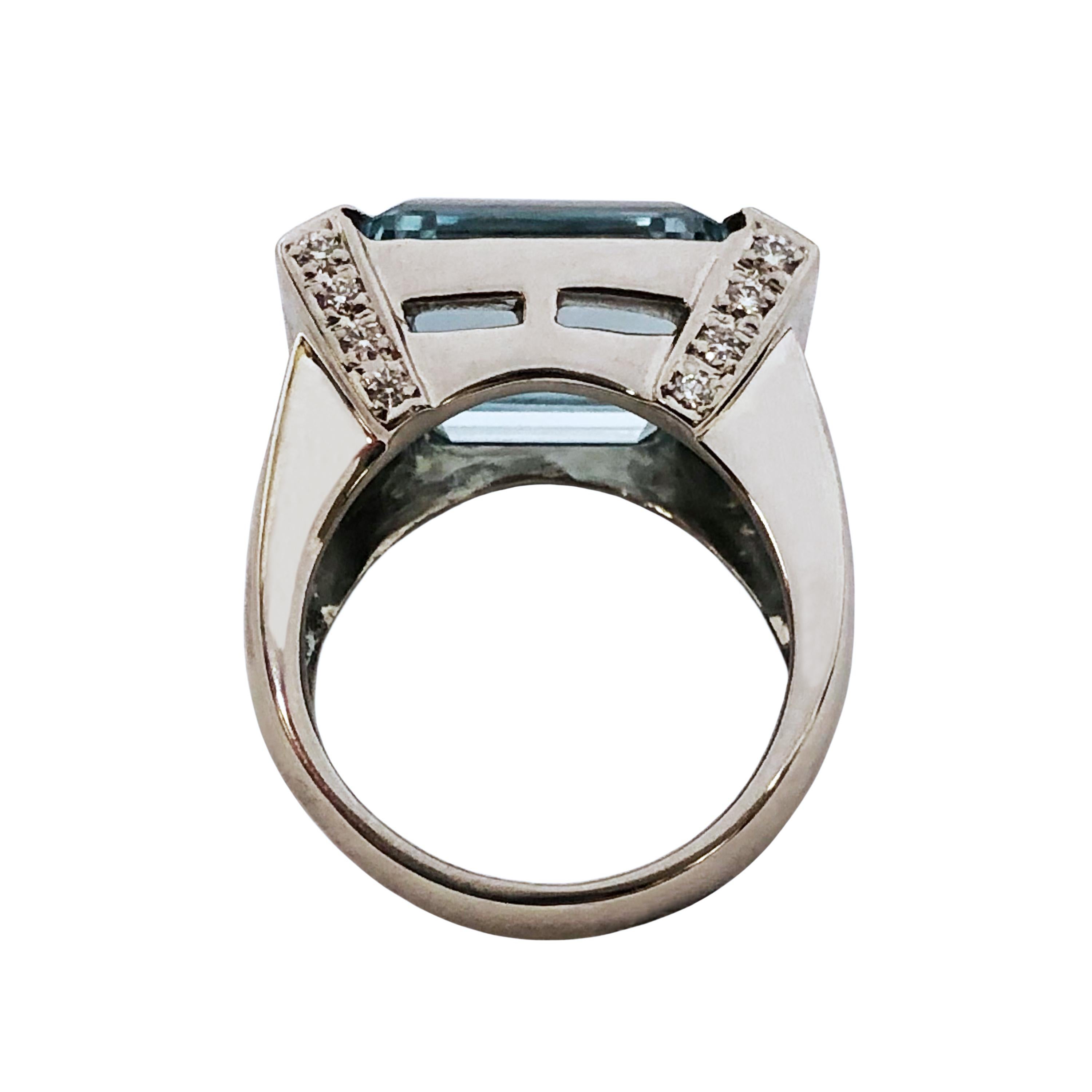 Art Deco Style Platinum Aquamarine and Diamond Ring In Excellent Condition In Chicago, IL