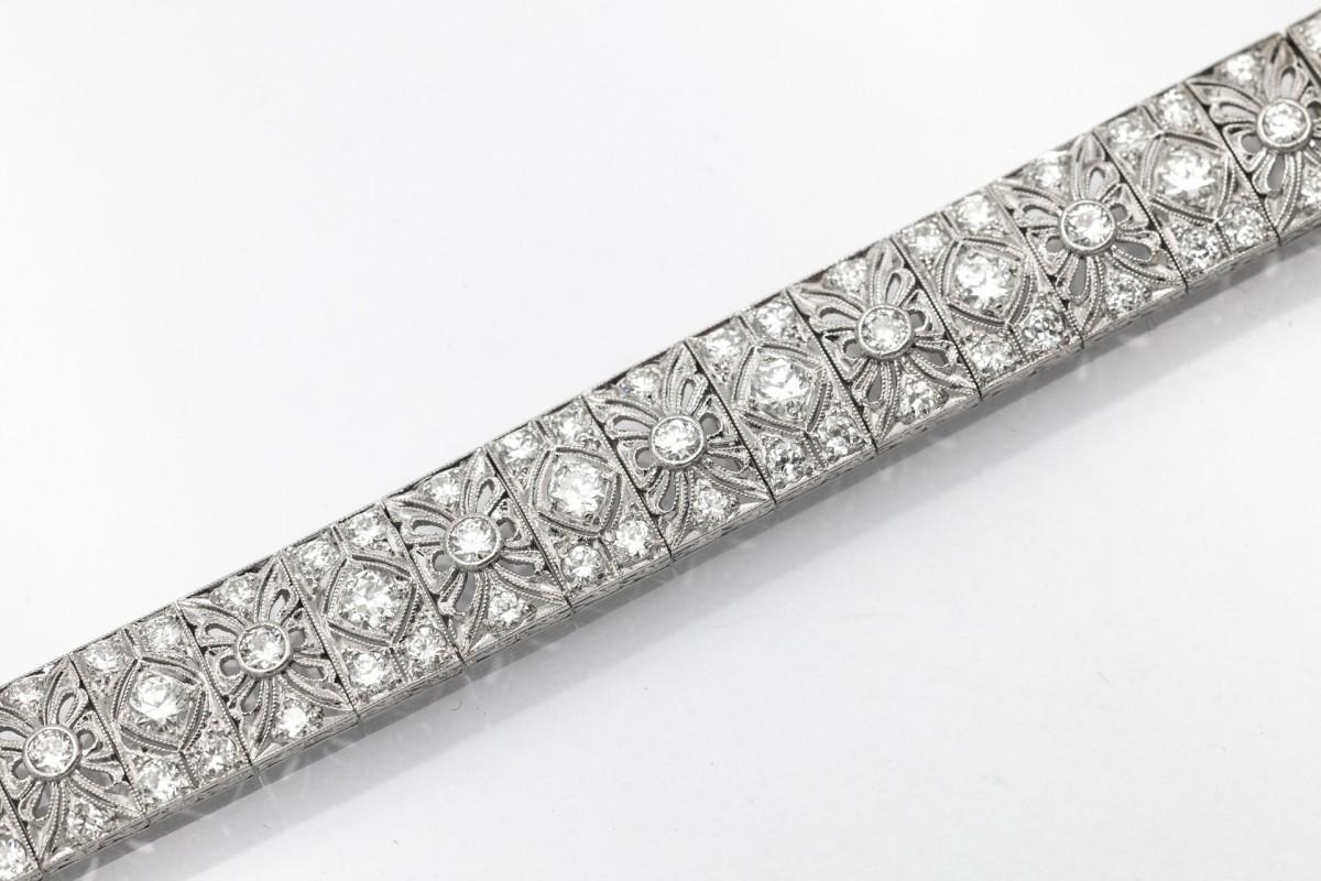 Luxuriöses Armband aus Platin mit einem Feingehalt von ca. 0,850

Durchbrochene Form im Stil des Art déco, besetzt mit Diamanten im 