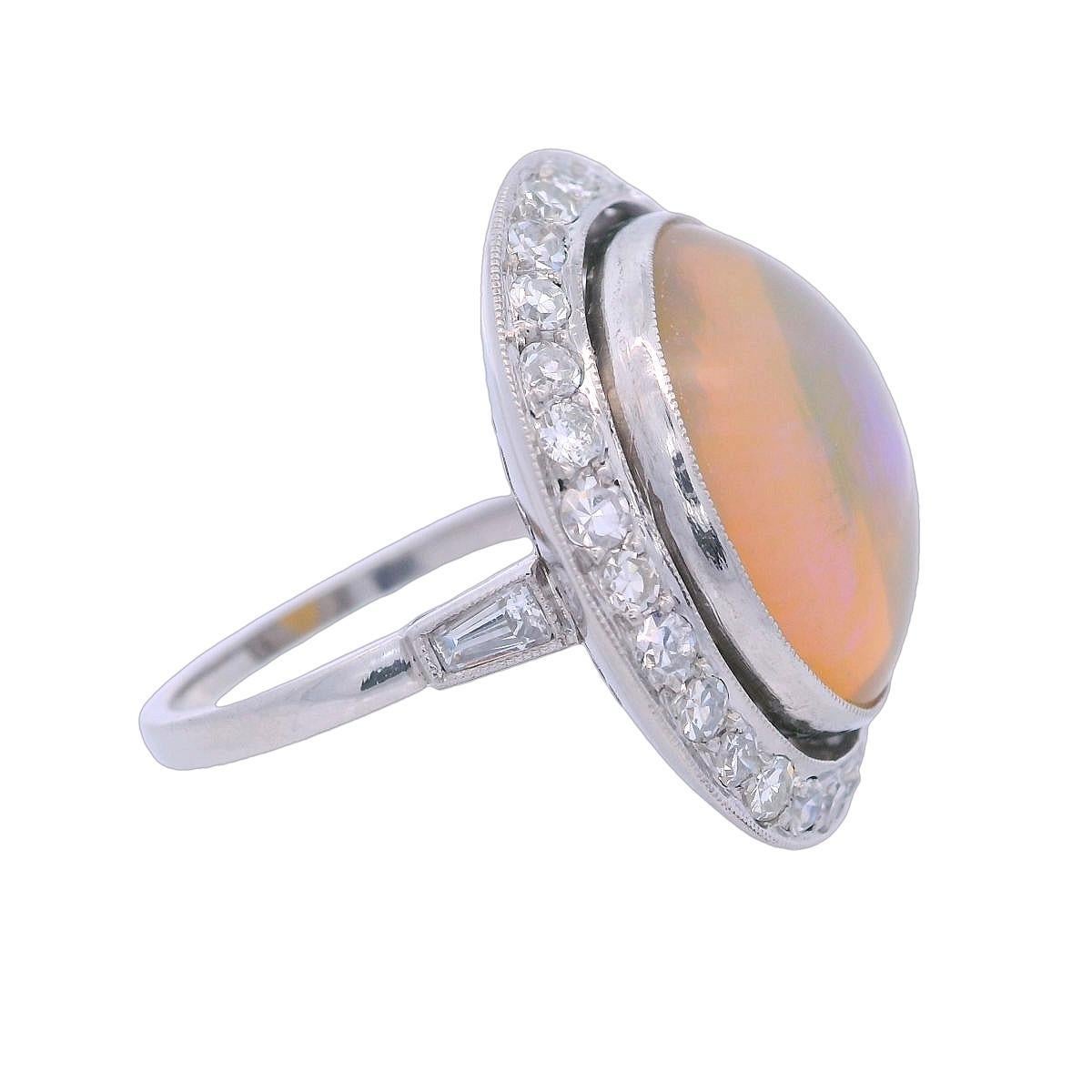 Anillo de Cóctel de Platino Estilo Art Déco con Ópalo y Diamantes Cabujón en venta