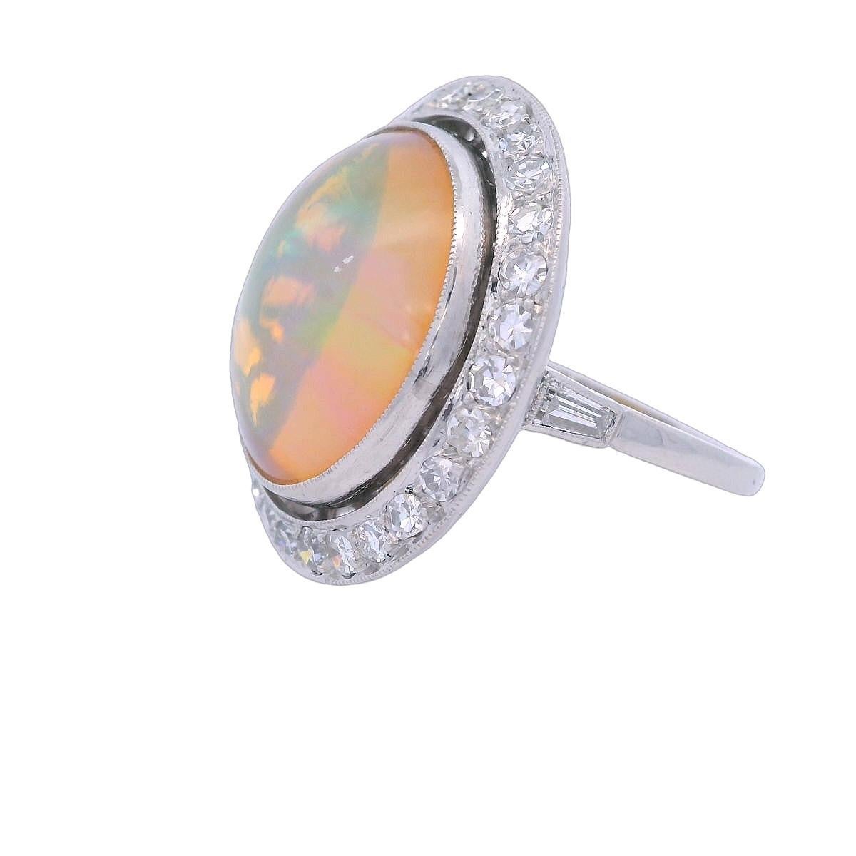 Anillo de Cóctel de Platino Estilo Art Déco con Ópalo y Diamantes en Bueno estado para la venta en Aventura, FL