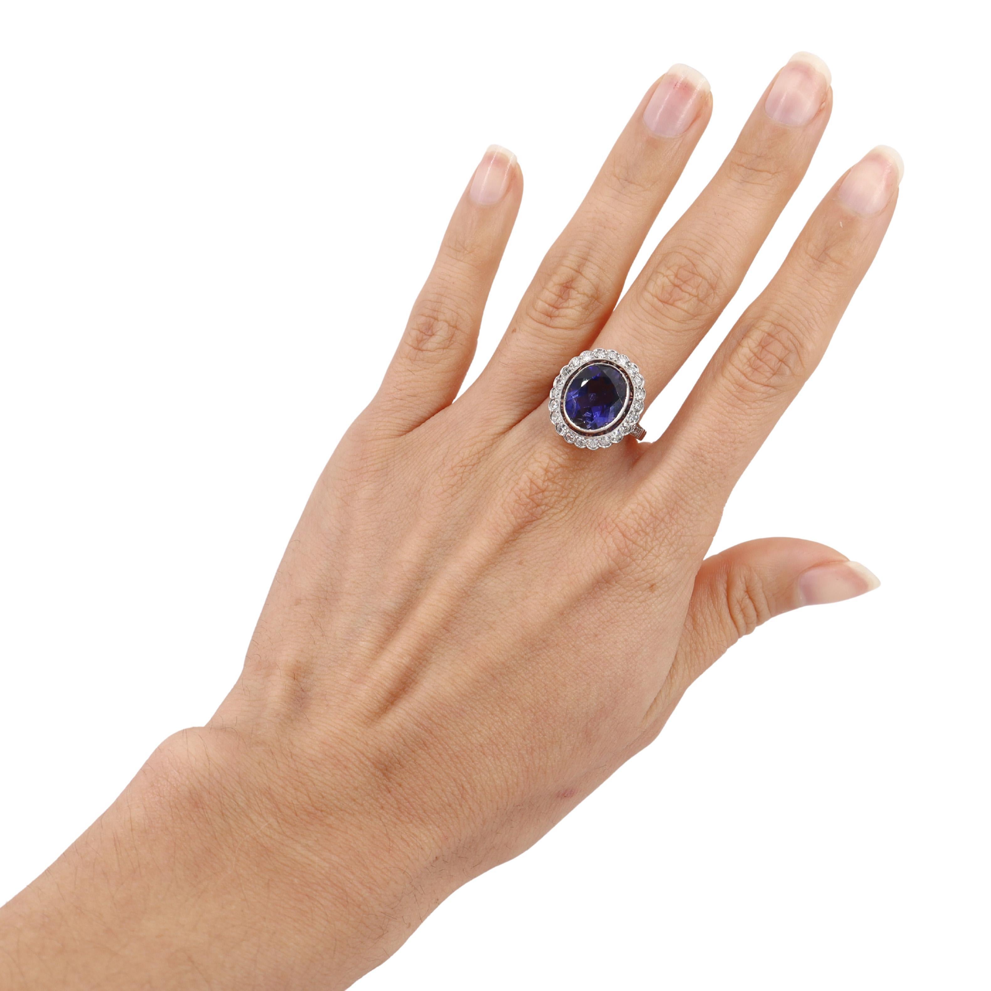 Ti presentiamo un anello da cocktail in platino mozzafiato che presenta al centro una splendida tanzanite dal taglio ovale, del peso di circa 6,00 carati. Questa squisita gemma presenta un'accattivante tonalità blu-viola, che la rende un