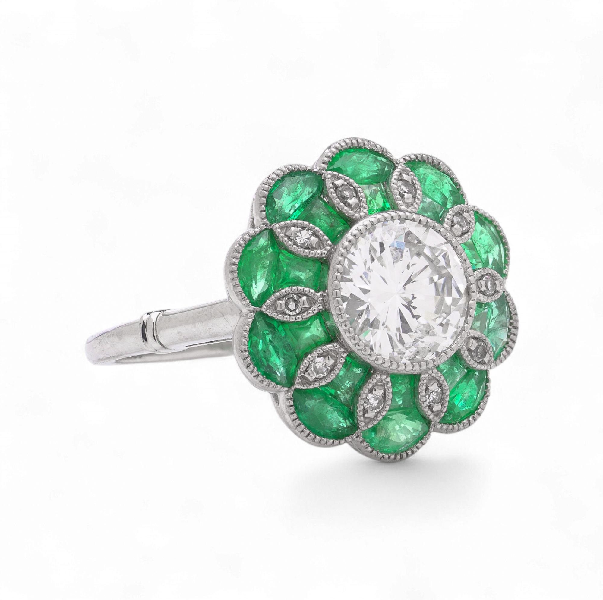 Art Deco Stil Platin Diamant und Smaragd Cluster Ring, 1,54 ct. Zentraler Stein (Brillantschliff) im Angebot