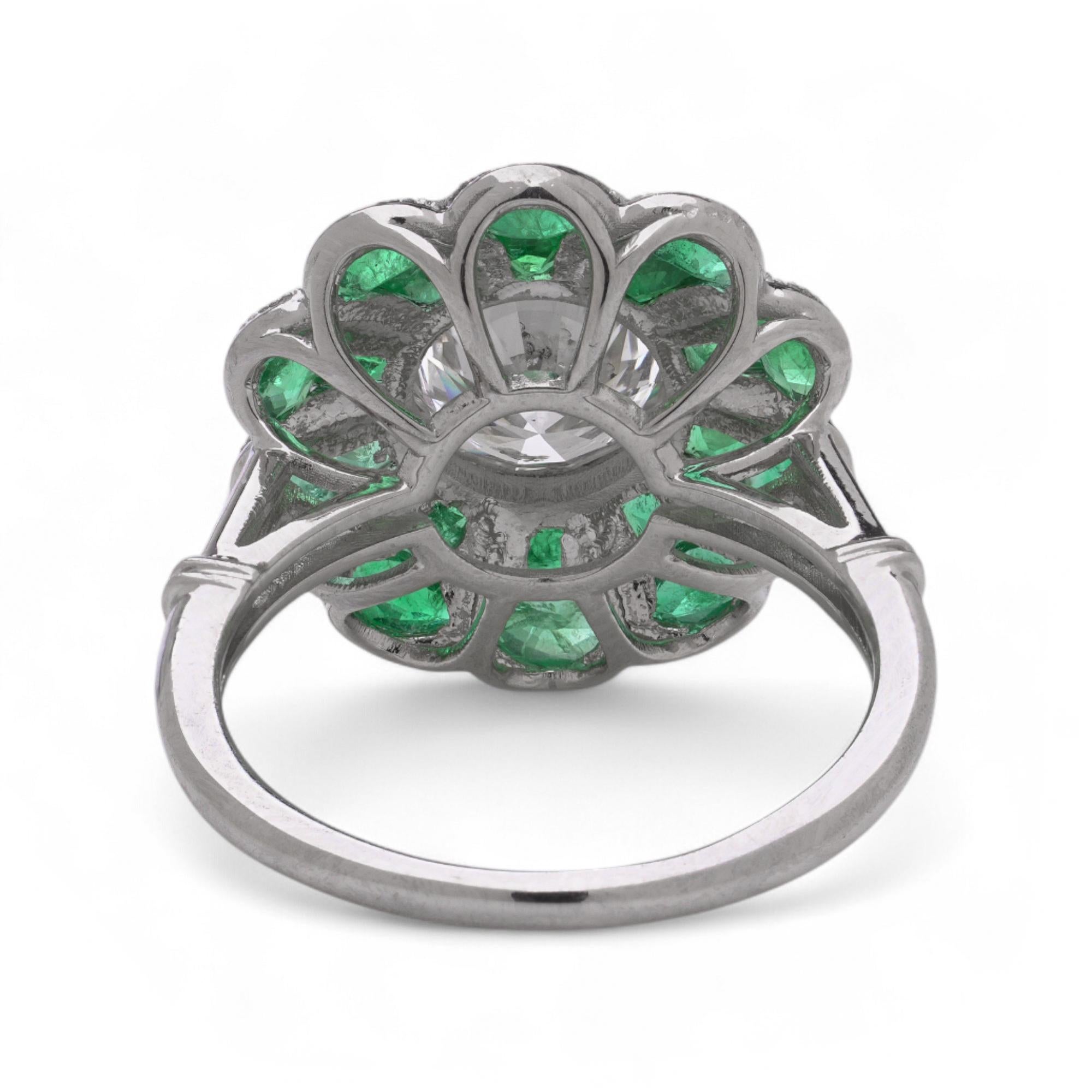 Art Deco Stil Platin Diamant und Smaragd Cluster Ring, 1,54 ct. Zentraler Stein im Zustand „Gut“ im Angebot in Braintree, GB