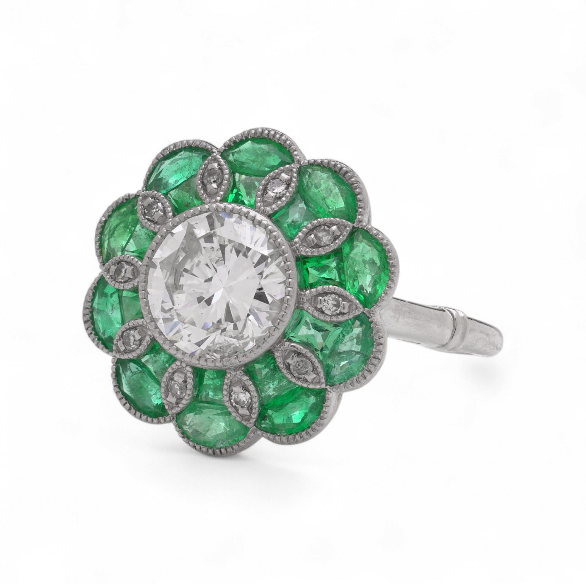 Art Deco Stil Platin Diamant und Smaragd Cluster Ring, 1,54 ct. Zentraler Stein Damen im Angebot