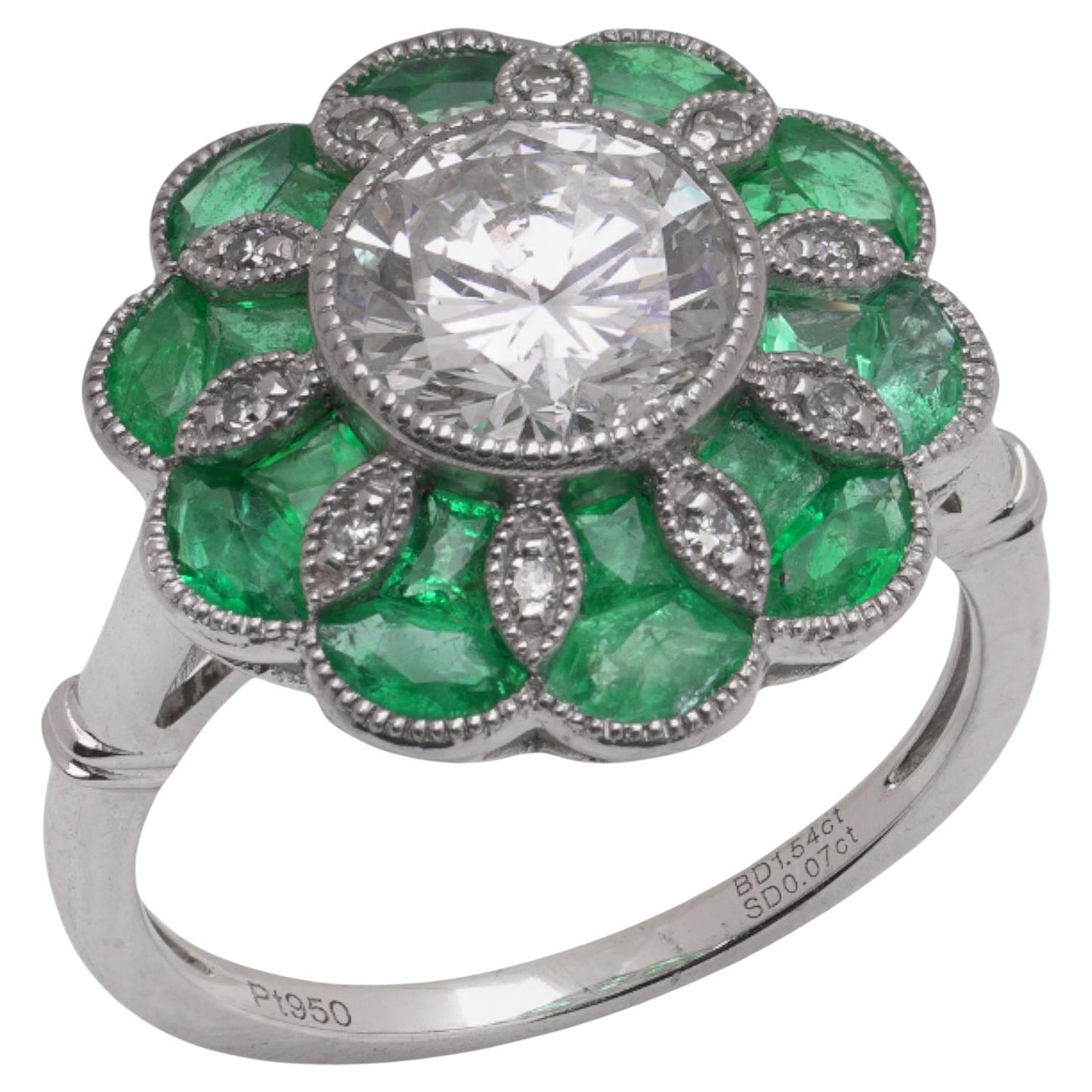 Art Deco Stil Platin Diamant und Smaragd Cluster Ring, 1,54 ct. Zentraler Stein im Angebot