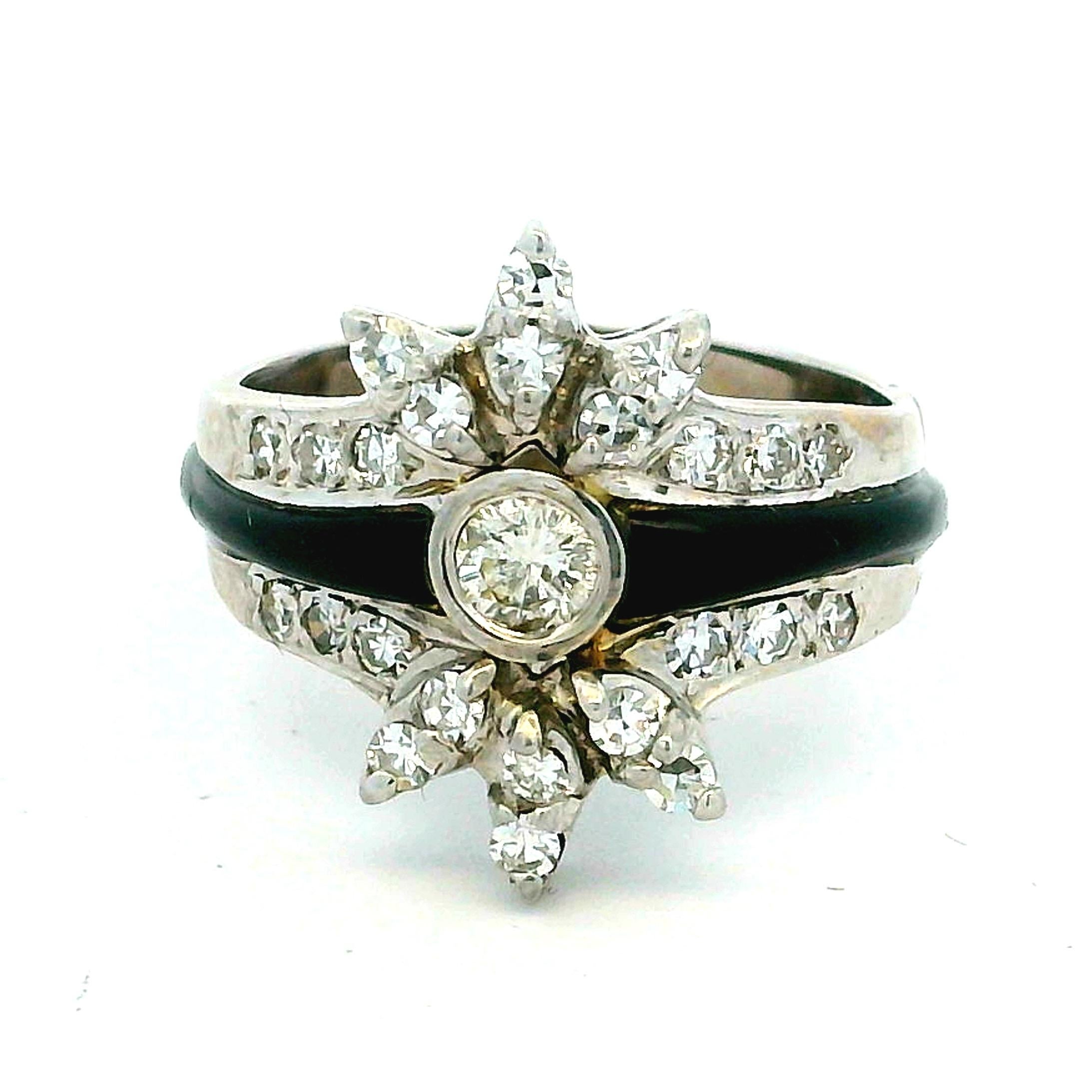 A  Anillo de platino con una espectacular combinación de diamantes y elegante ónice negro, diseñado con un atrevido motivo de inspiración Art Decó. La pieza central es un brillante diamante engastado en bisel de 0,15 quilates, enmarcado por una