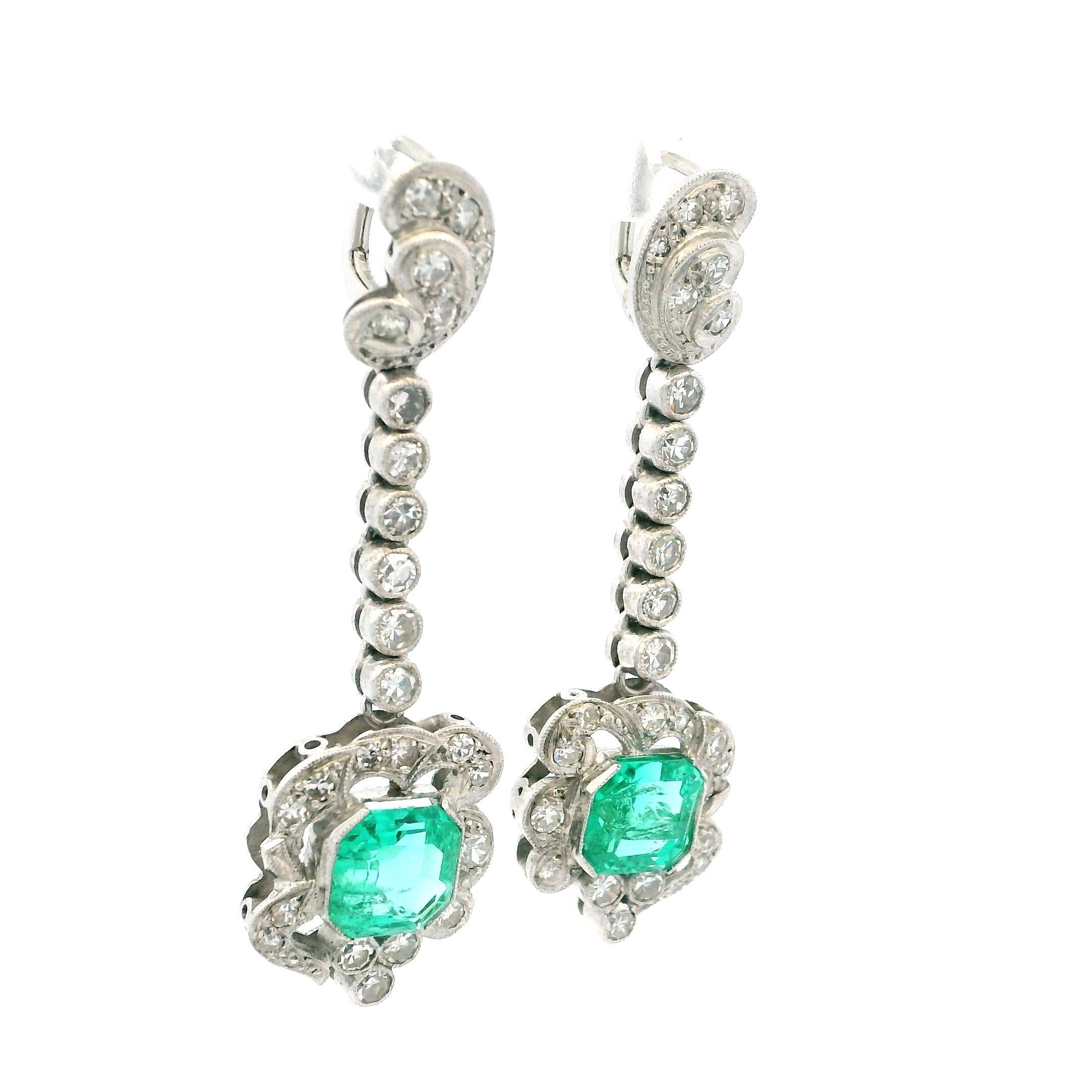 Art déco Boucles d'oreilles pendantes en platine de style Art Déco avec émeraudes de Colombie (5 ct) et diamant en vente