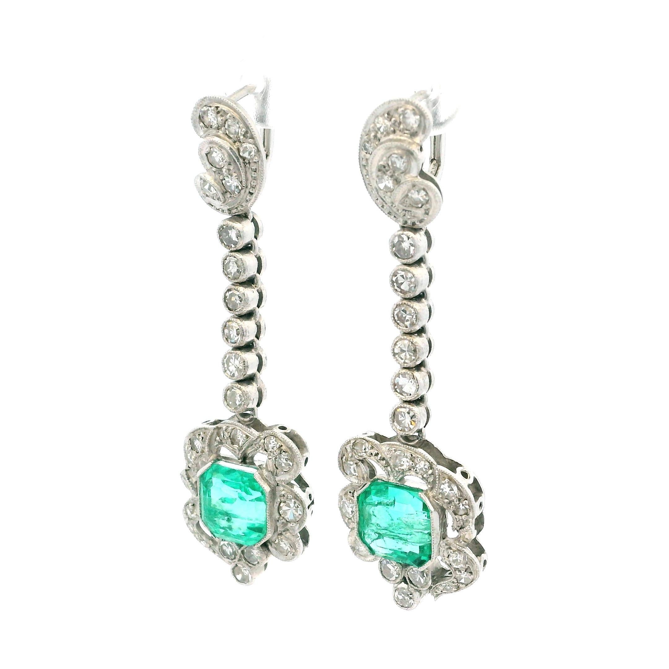 Boucles d'oreilles pendantes en platine de style Art Déco avec émeraudes de Colombie (5 ct) et diamant en vente 1