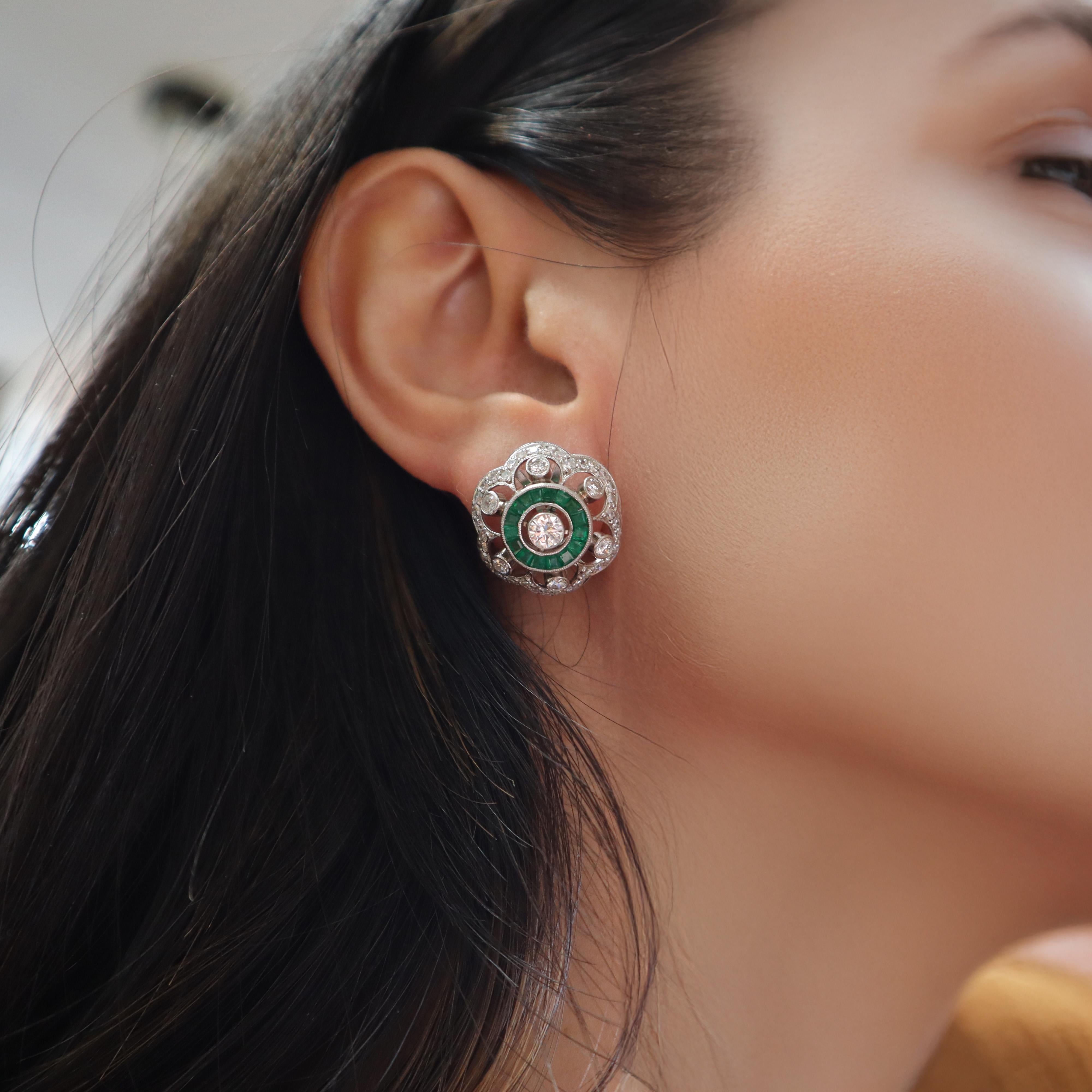Découvrez une superbe paire de boucles d'oreilles de style Art déco, fabriquées de manière experte en platine avec des montants et des dos en or jaune 18 carats pour une touche luxueuse. Au centre de chaque boucle d'oreille se trouvent deux diamants