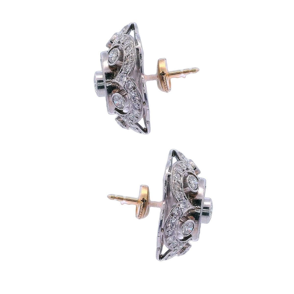 Taille ronde Boucles d'oreilles en platine de style Art déco avec diamants et émeraudes en vente
