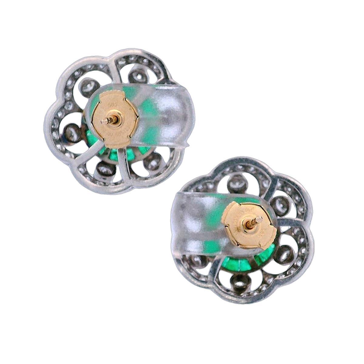 Boucles d'oreilles en platine de style Art déco avec diamants et émeraudes Excellent état - En vente à Aventura, FL