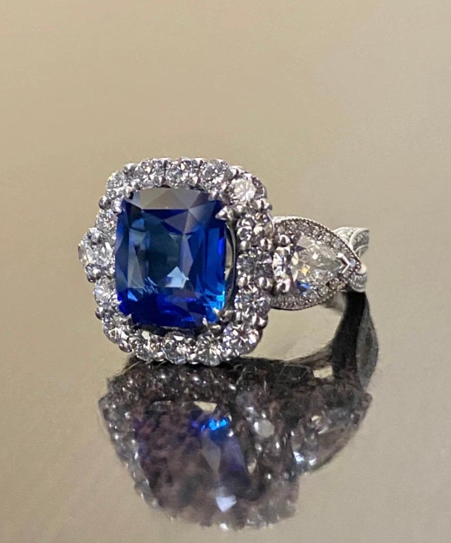 Verlobungsring im Art-déco-Stil, Platin Halo Diamant im Kissenschliff Blauer Saphir im Angebot 1