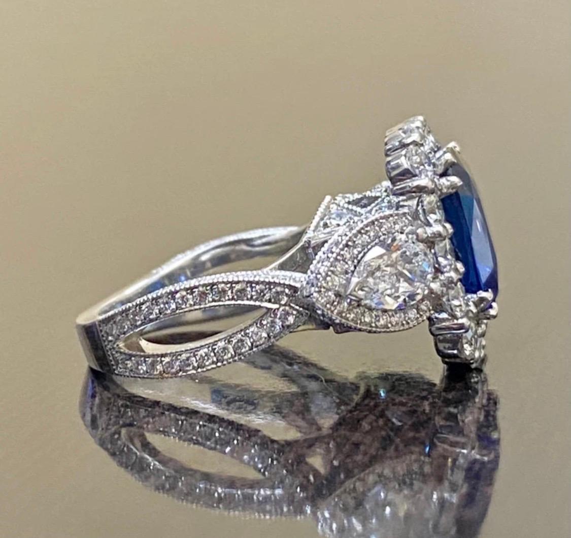 Verlobungsring im Art-déco-Stil, Platin Halo Diamant im Kissenschliff Blauer Saphir im Angebot 2