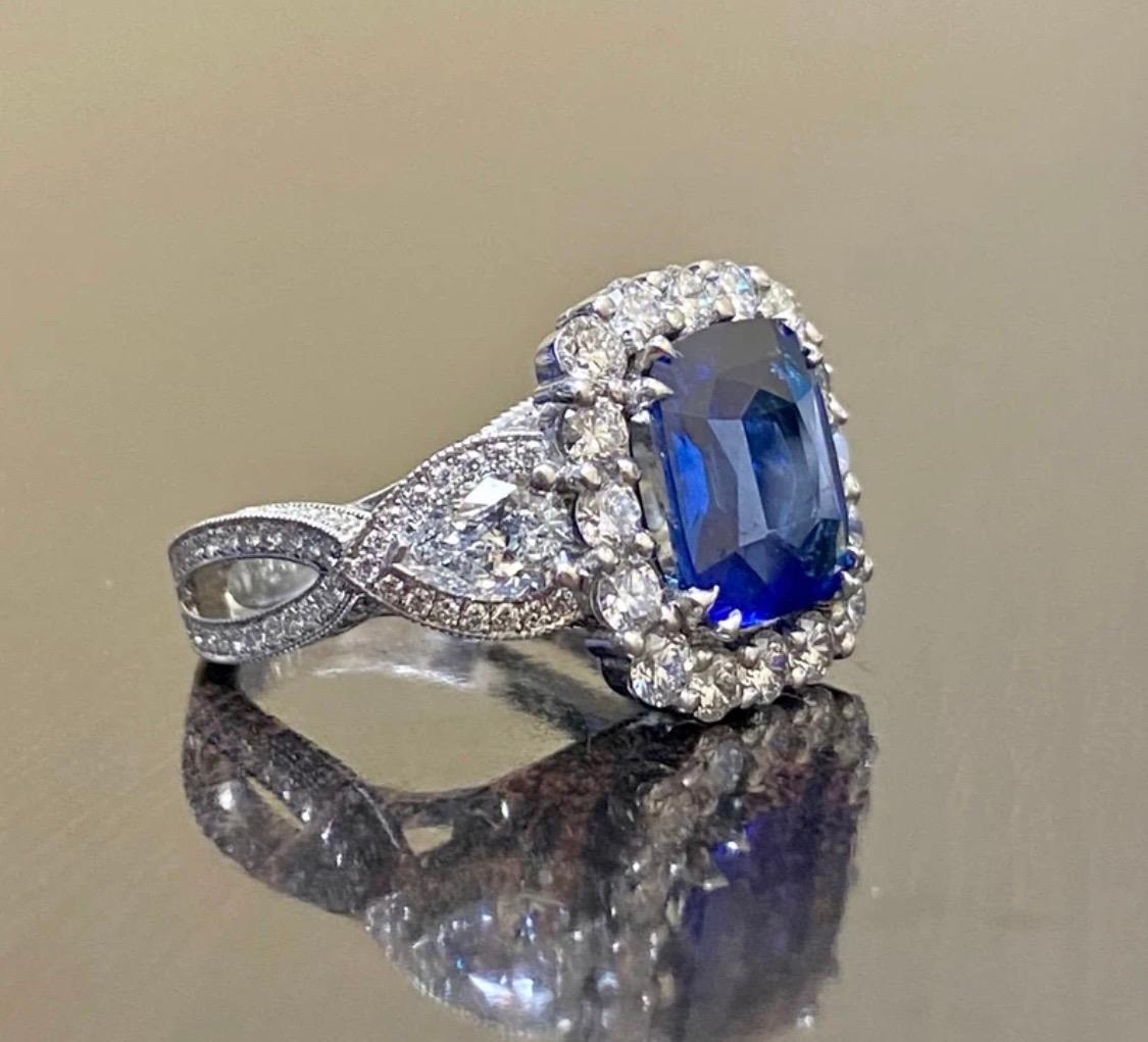 Verlobungsring im Art-déco-Stil, Platin Halo Diamant im Kissenschliff Blauer Saphir im Angebot 3