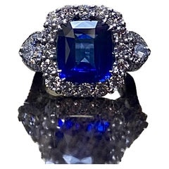 Bague de fiançailles de style Art déco en platine avec halo de diamants et saphirs bleus taille coussin