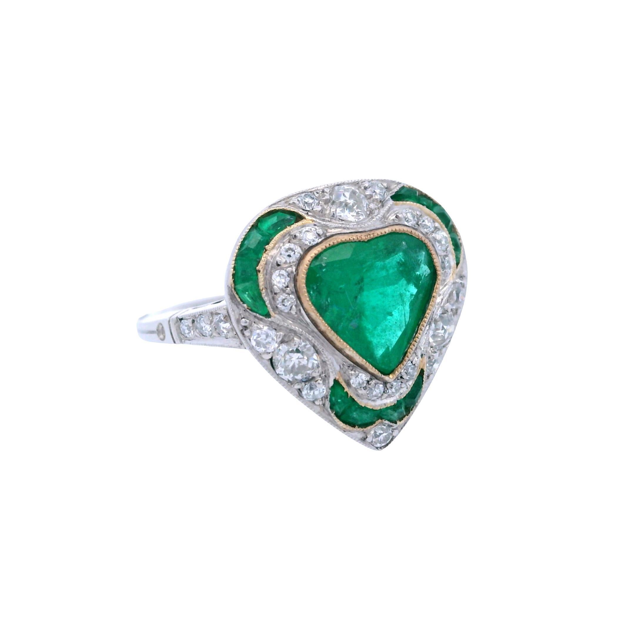 Anillo Corazón de Platino Estilo Art Déco con Diamantes y Esmeraldas Art Decó en venta