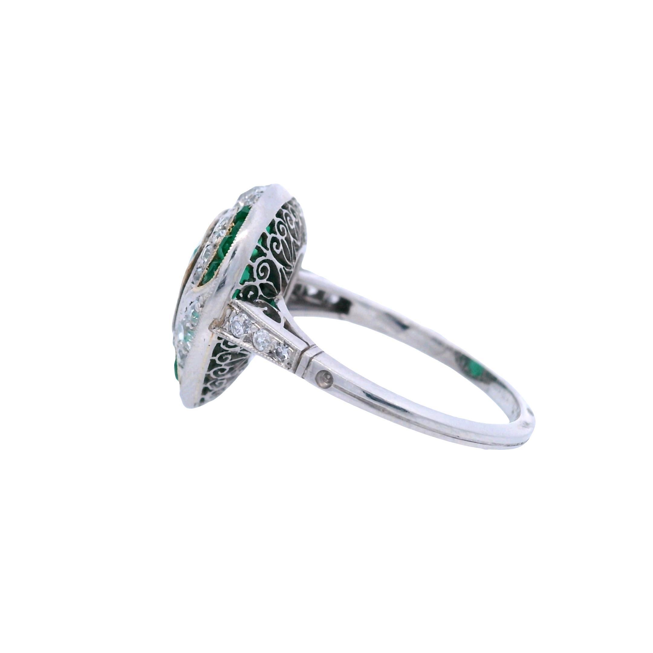 Anillo Corazón de Platino Estilo Art Déco con Diamantes y Esmeraldas Corte de corazón en venta