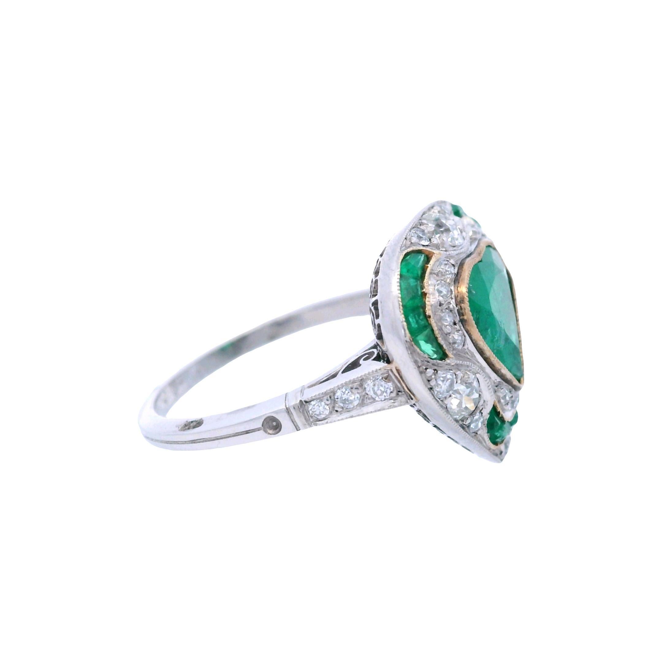 Anillo Corazón de Platino Estilo Art Déco con Diamantes y Esmeraldas en Bueno estado para la venta en Aventura, FL