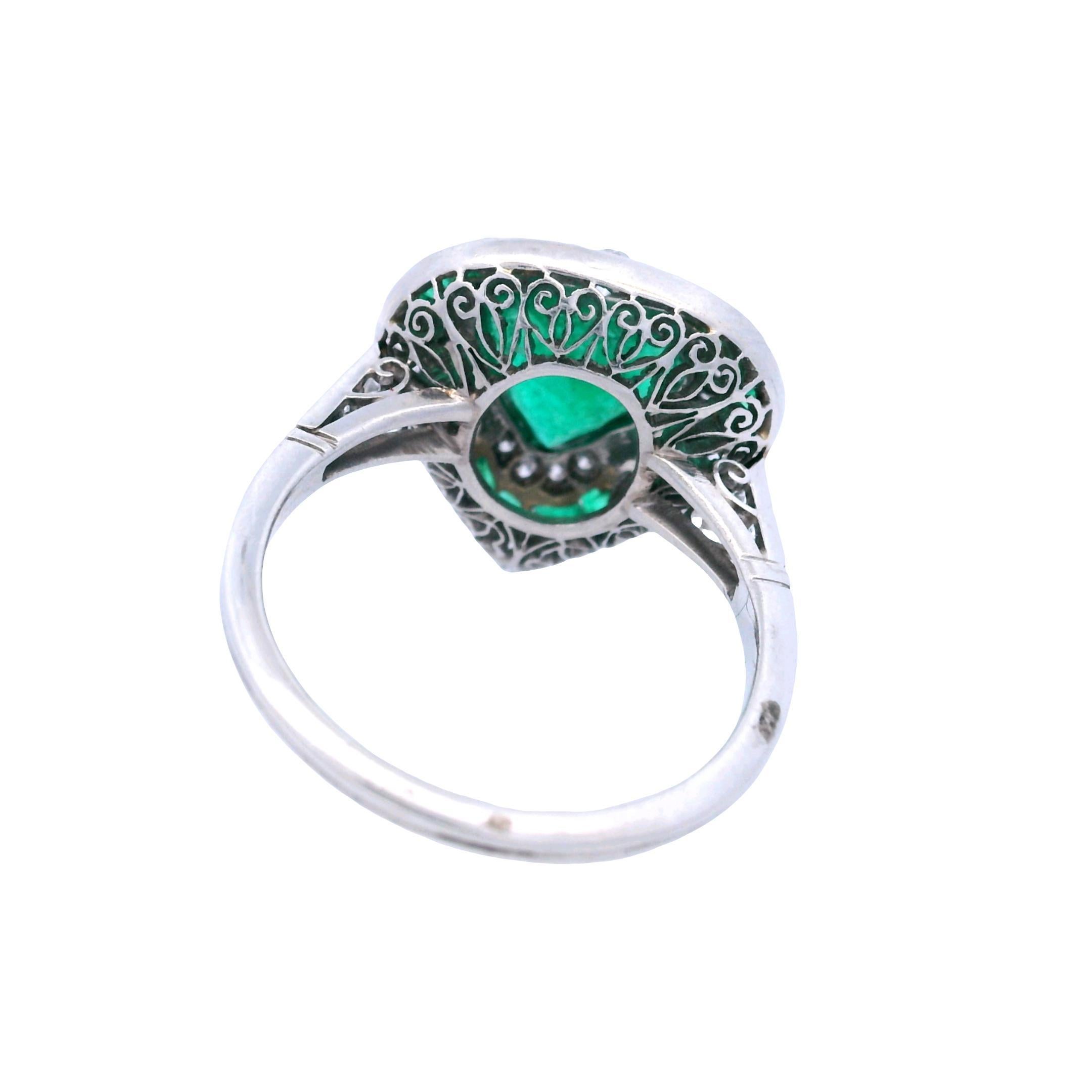 Femenino o masculino Anillo Corazón de Platino Estilo Art Déco con Diamantes y Esmeraldas en venta
