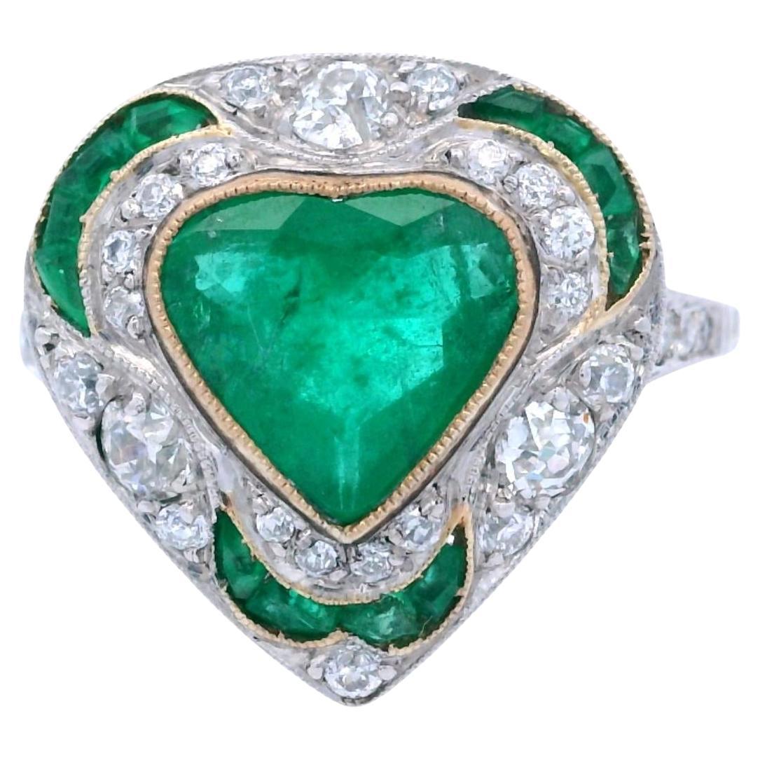 Anillo Corazón de Platino Estilo Art Déco con Diamantes y Esmeraldas en venta