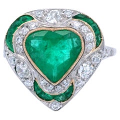 Anillo Corazón de Platino Estilo Art Déco con Diamantes y Esmeraldas