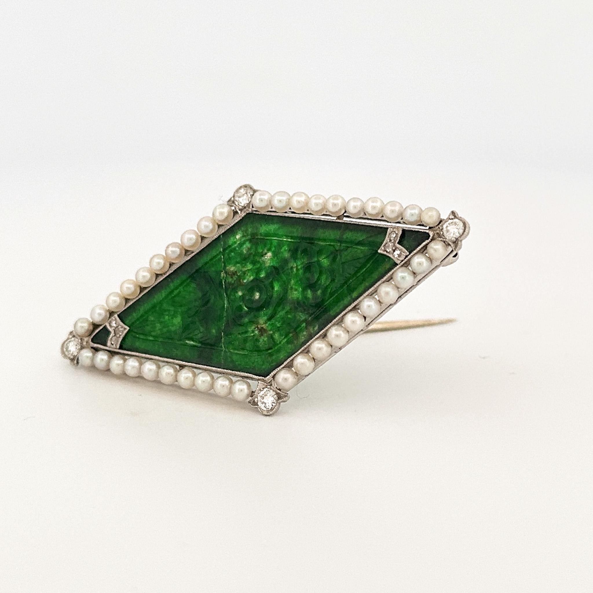 Anstecknadel aus Platin mit Jade, Perle und Diamant im Art-déco-Stil (Art déco) im Angebot