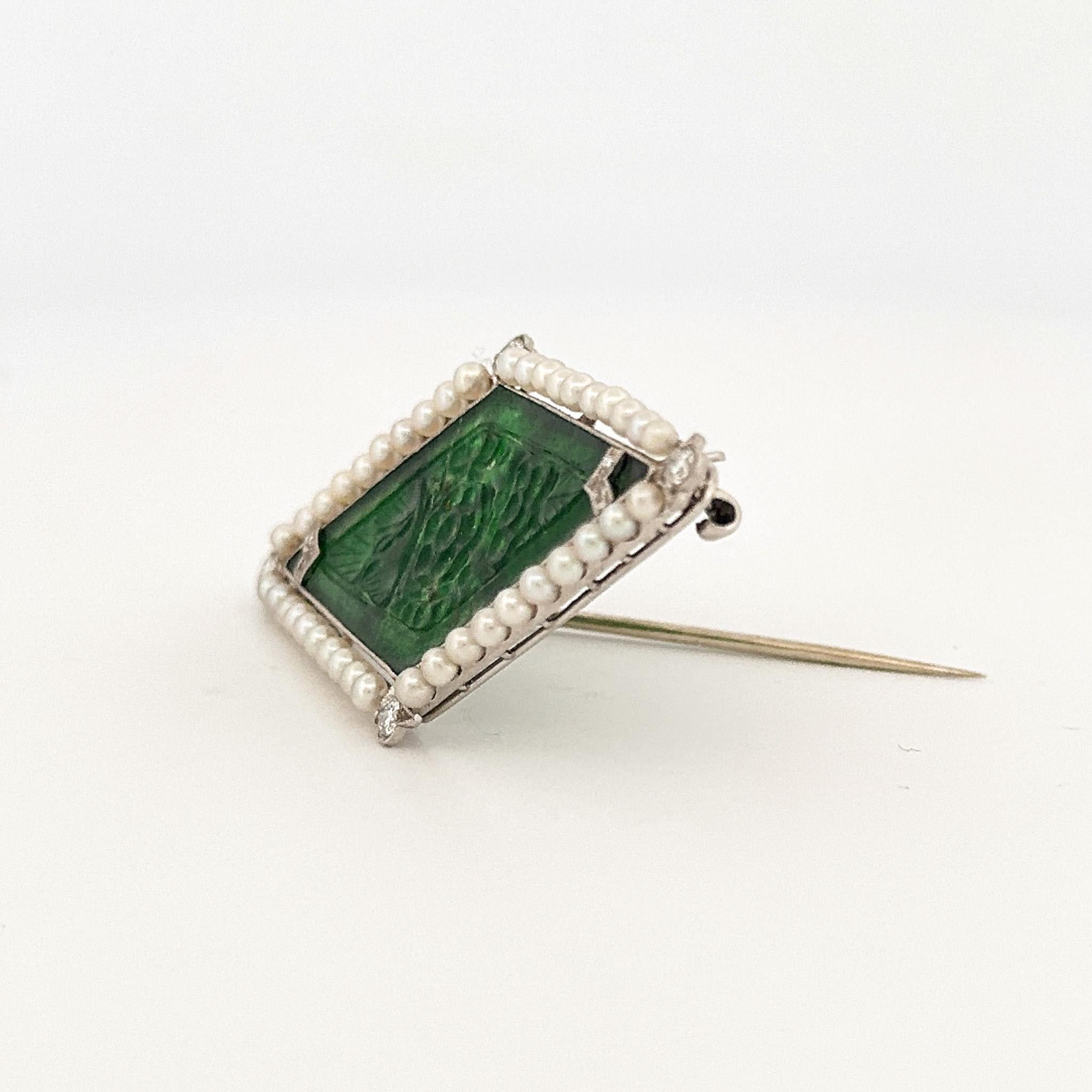 Anstecknadel aus Platin mit Jade, Perle und Diamant im Art-déco-Stil (Rundschliff) im Angebot