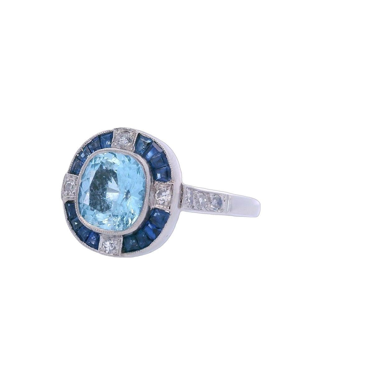 Taille coussin Bague de style Art déco avec aigue-marine, saphirs bleus et diamants en vente