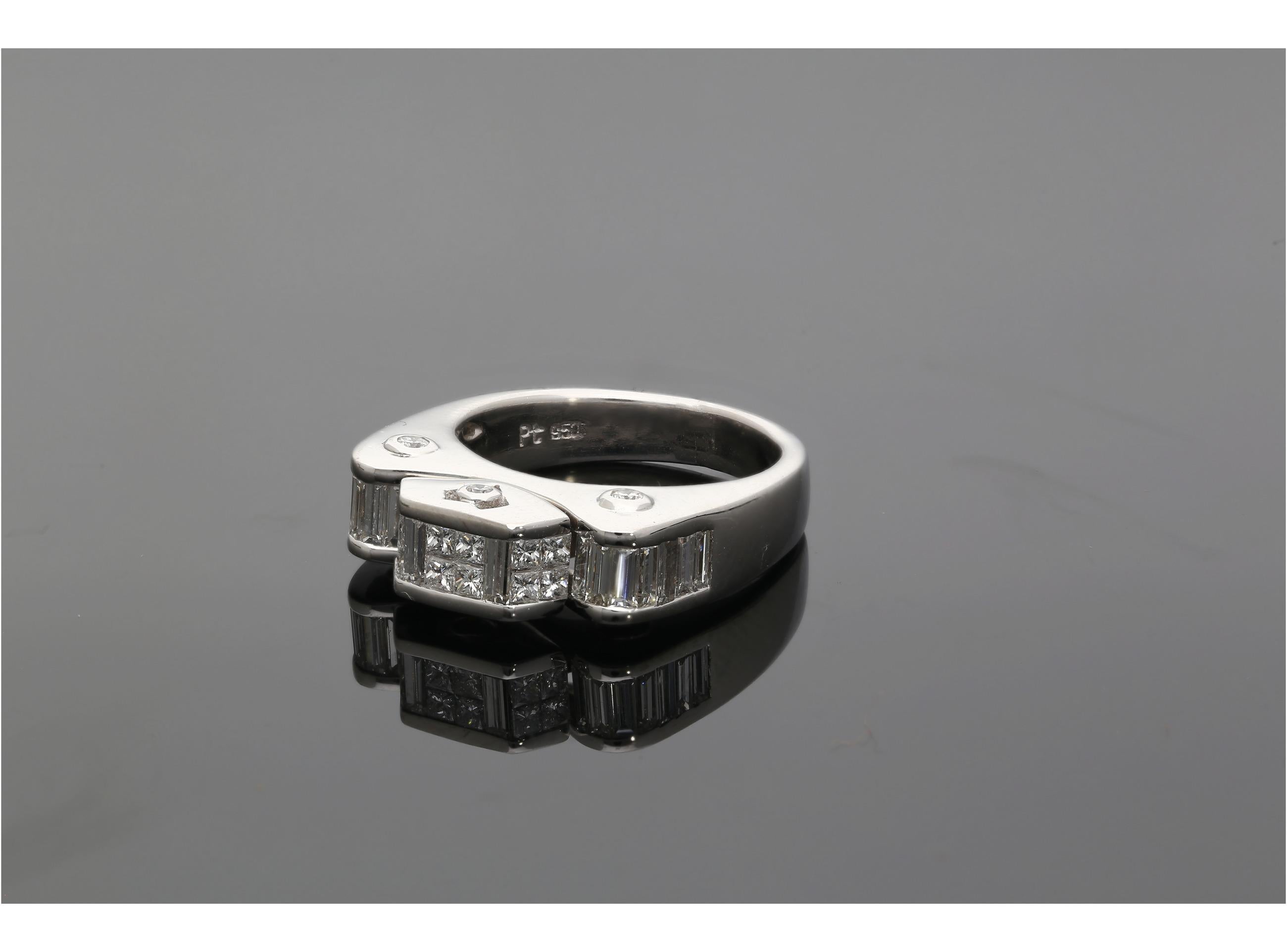 Questo squisito anello in platino presenta una varietà di tagli di diamanti che mettono in risalto la brillantezza e la versatilità di ogni pietra. L'anello comprende 12 diamanti taglio princess per un peso totale di 0,33 carati, 16 diamanti taglio