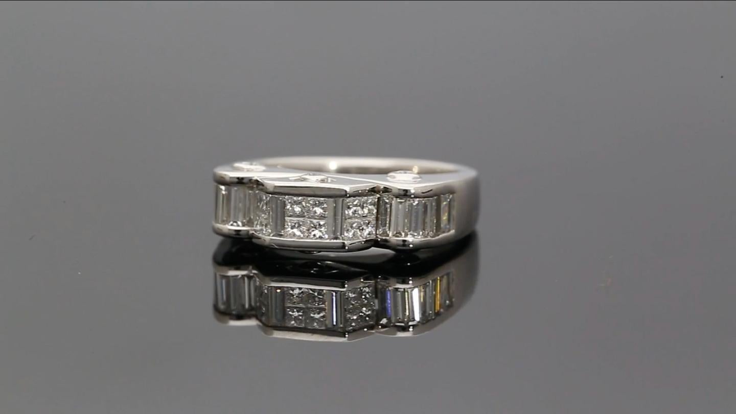 Anello in platino in stile Art Déco con diamanti taglio Baguette, Princess e Round In condizioni Nuovo in vendita a Miami, FL